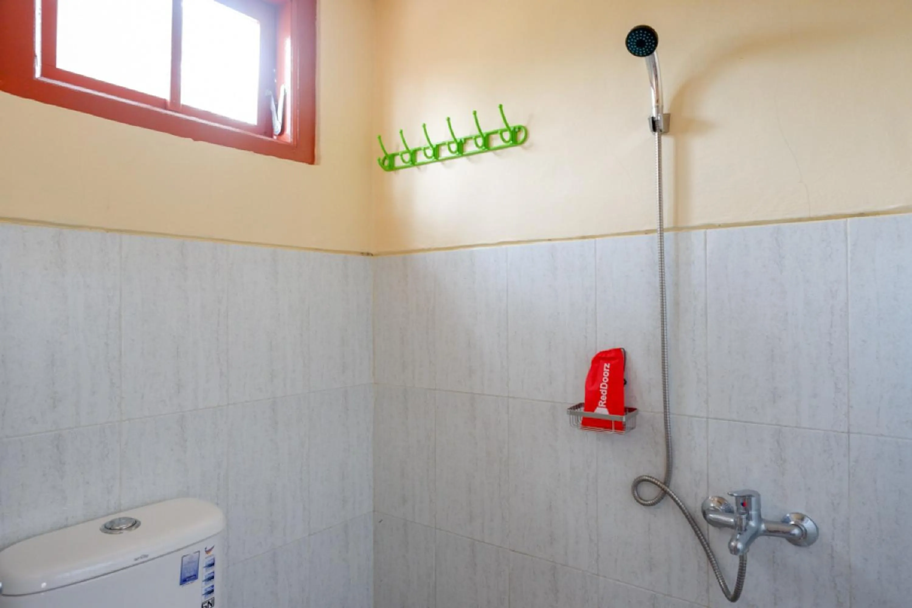 Bathroom in RedDoorz Syariah near Alun Alun Purwokerto