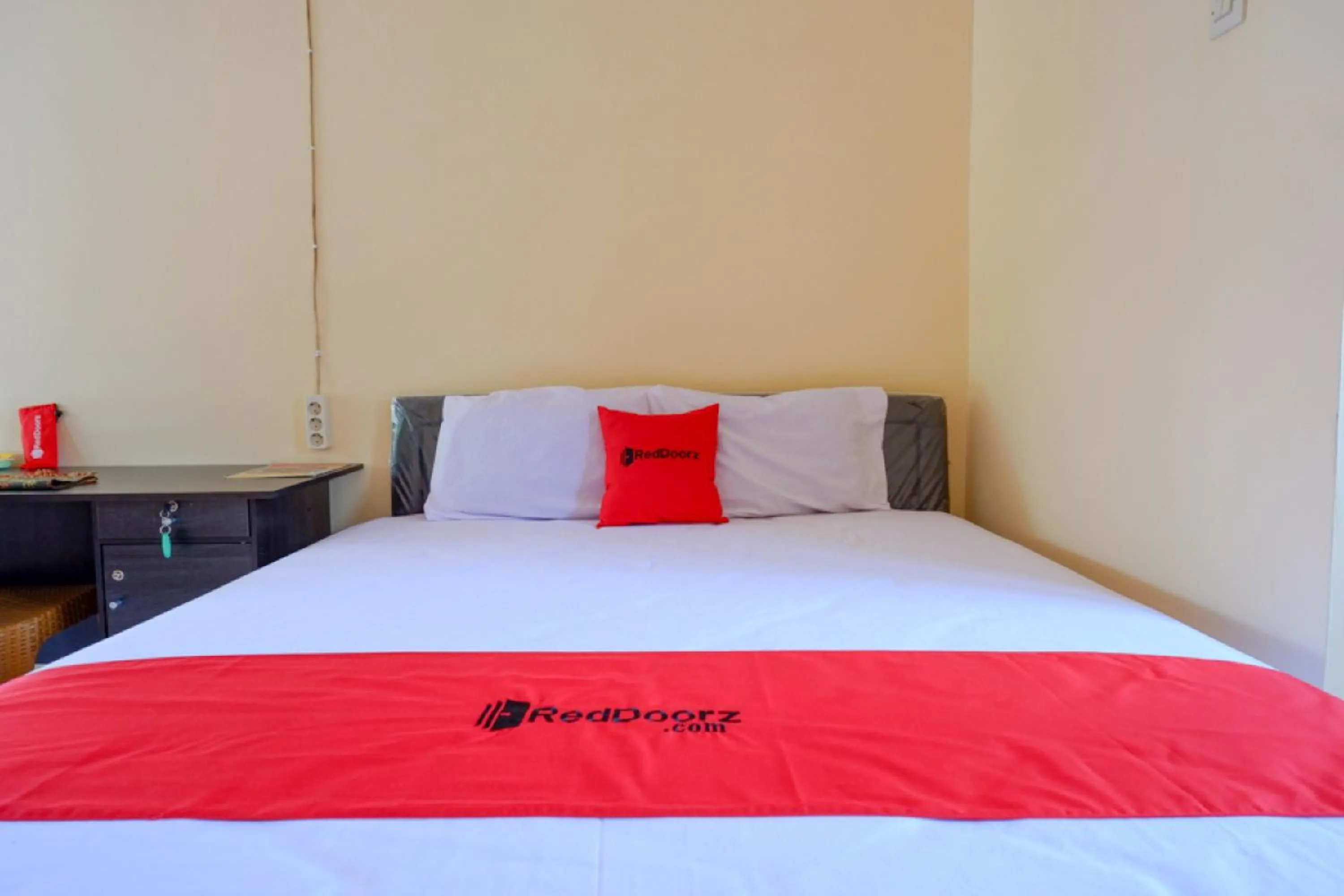 Bedroom, Bed in RedDoorz Syariah near Alun Alun Purwokerto