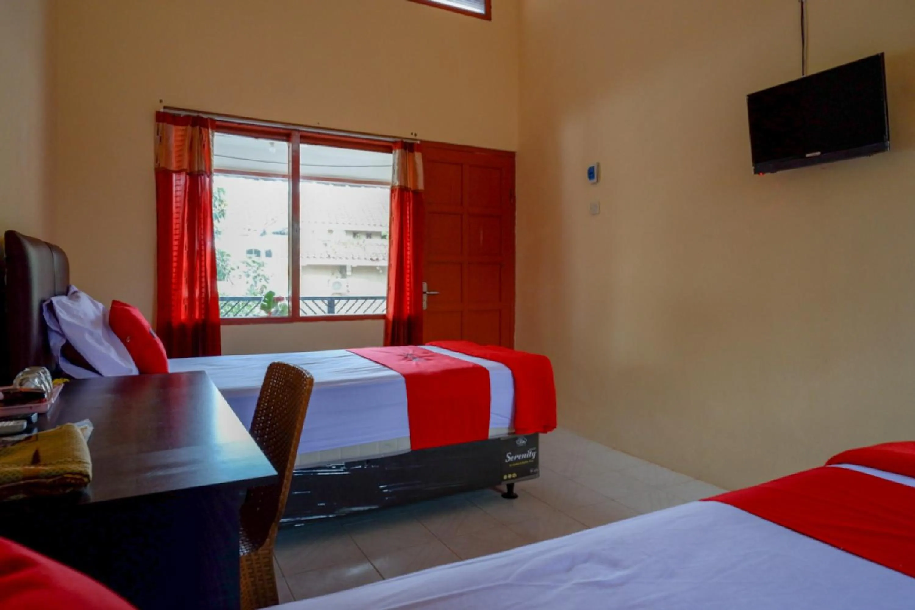 Bedroom, Bed in RedDoorz Syariah near Alun Alun Purwokerto