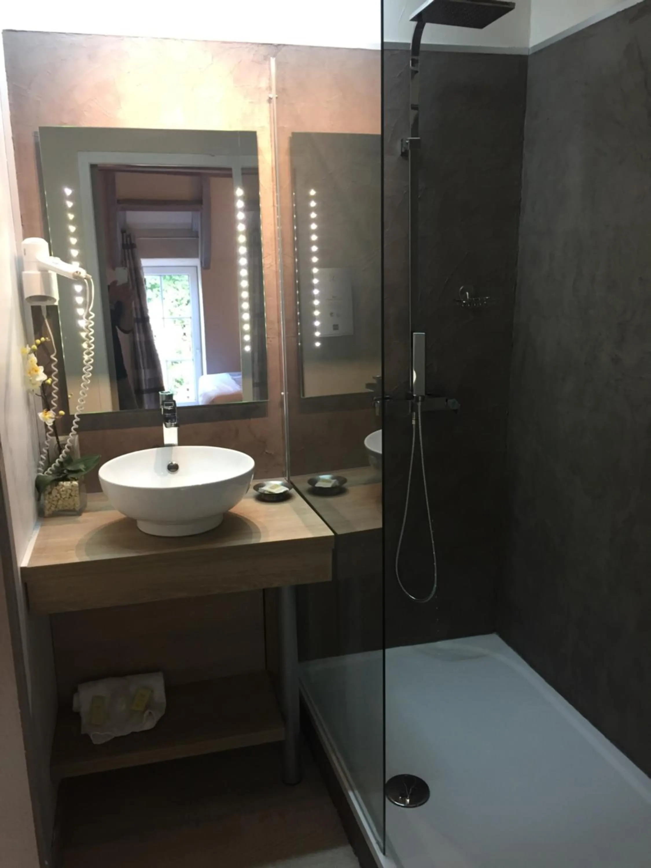 Bathroom in Logis Hotel Oasis