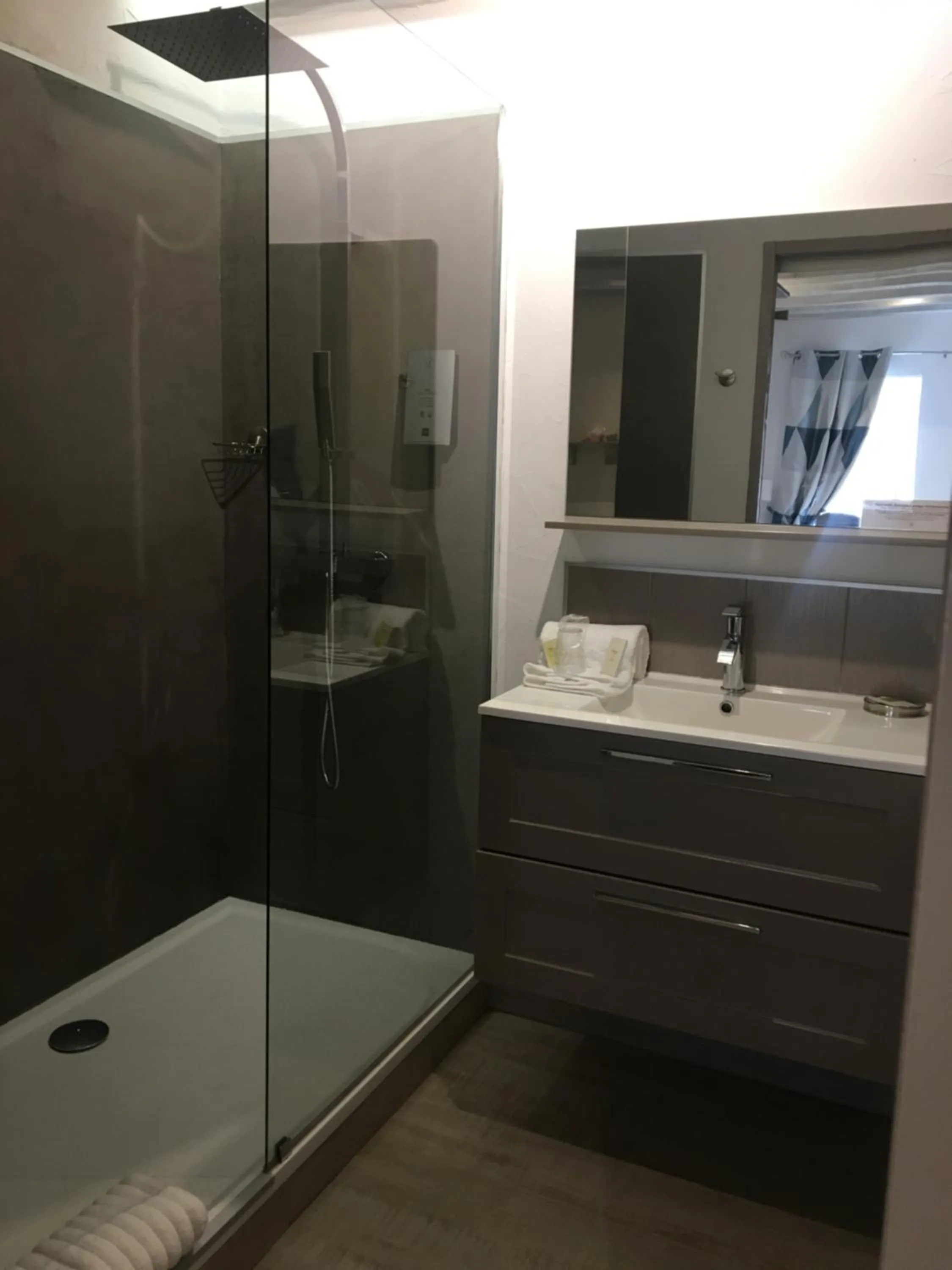 Bathroom in Logis Hotel Oasis