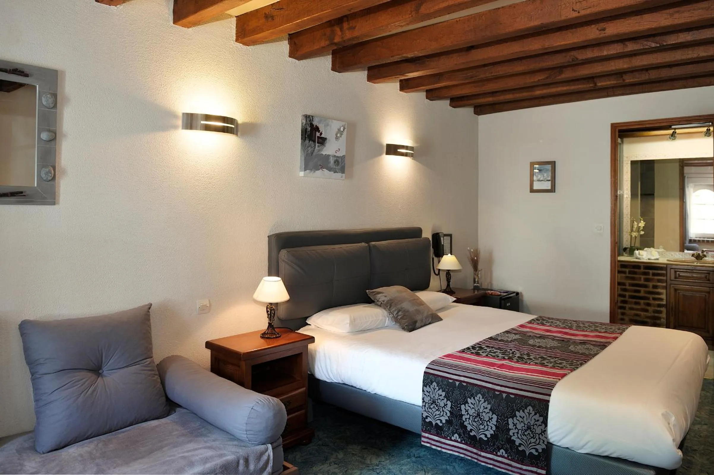 Photo of the whole room, Bed in Logis Hotel Oasis