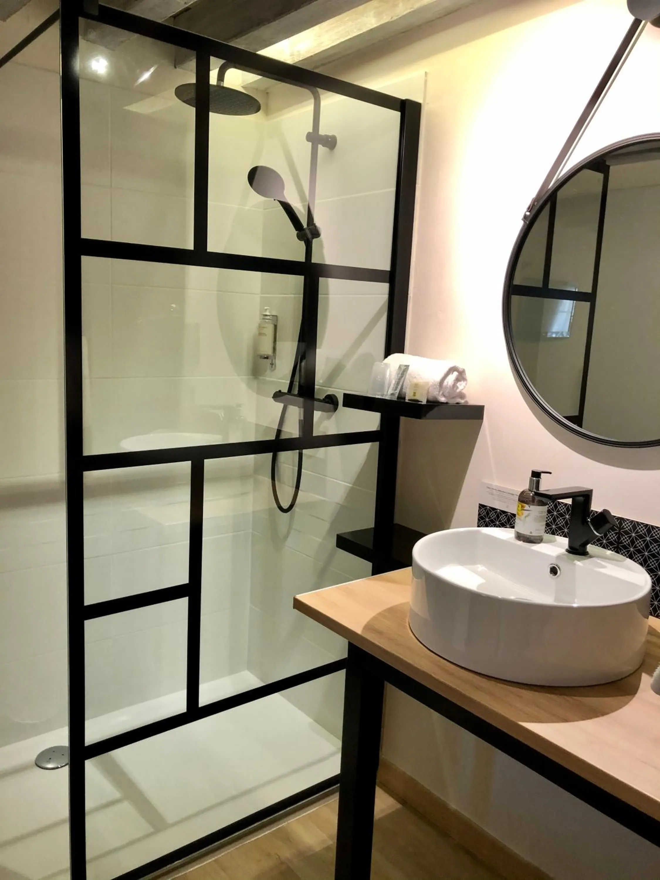 Bathroom in Logis Hotel Oasis