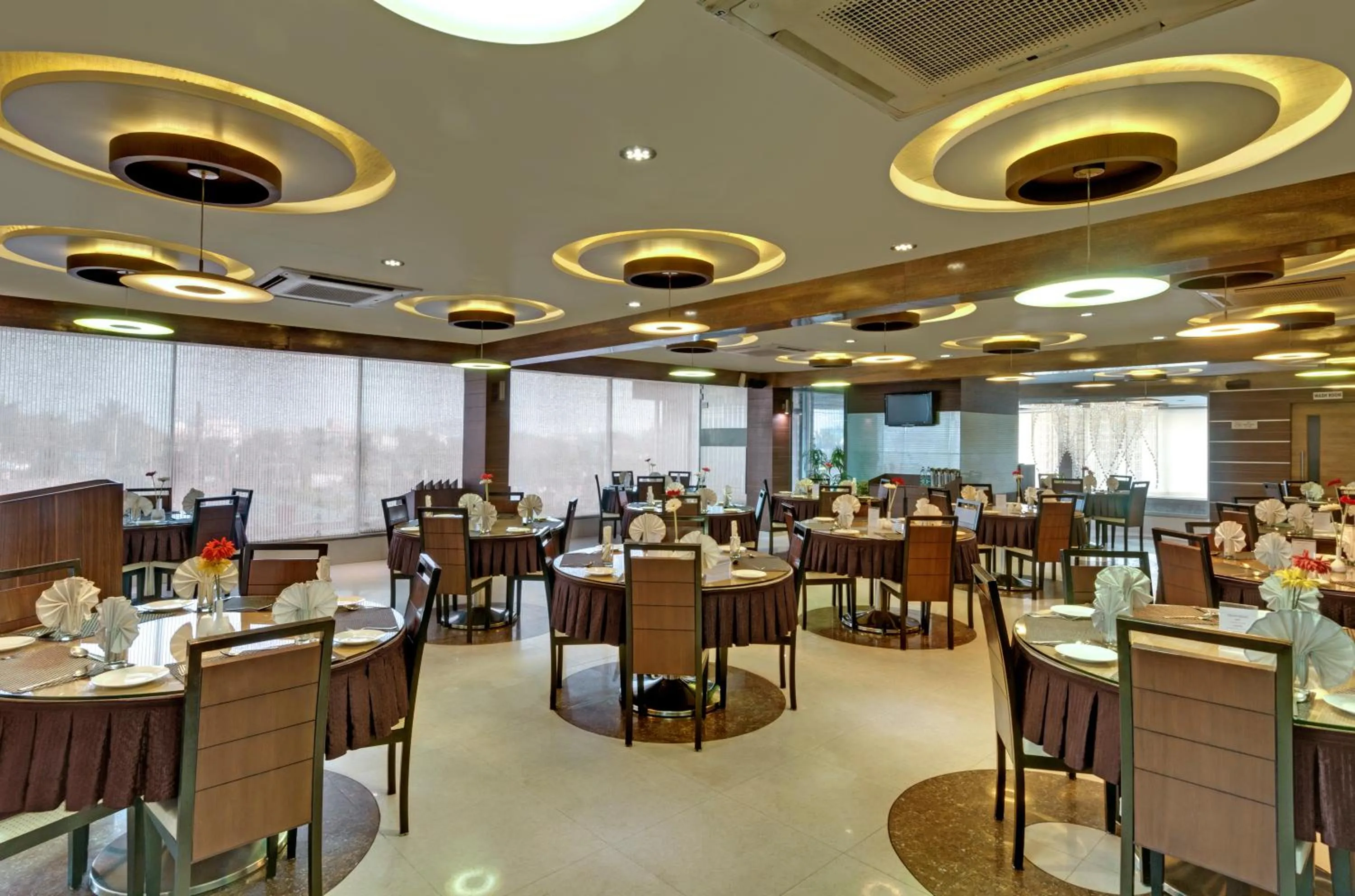 Restaurant/places to eat in Pearl Hotel & Banquets Ahmedabad
