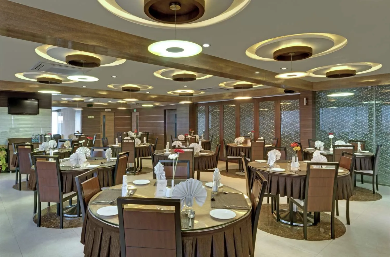 Restaurant/places to eat in Pearl Hotel & Banquets Ahmedabad