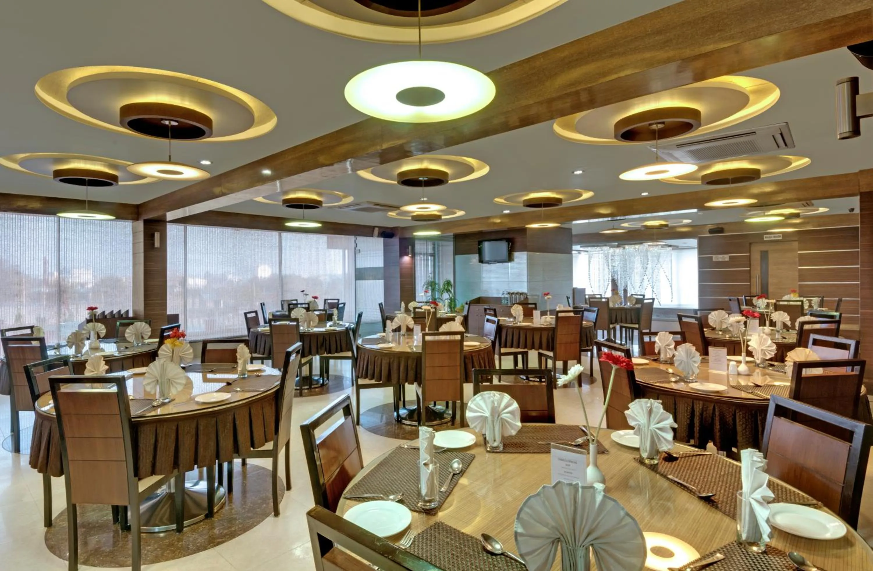 Restaurant/places to eat in Pearl Hotel & Banquets Ahmedabad