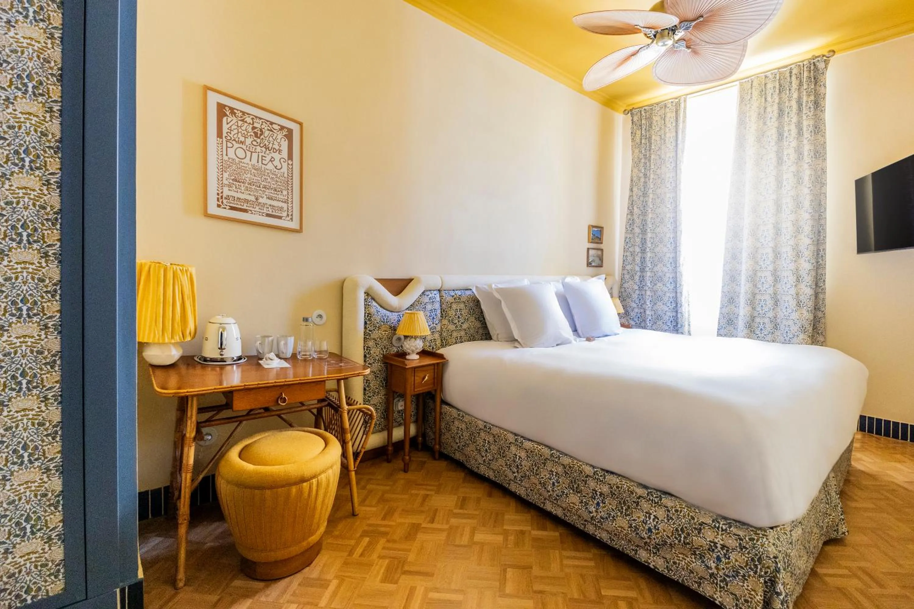 Bedroom, Bed in Hôtel Amista Marseille - ancien Hôtel Saint Louis - Vieux Port