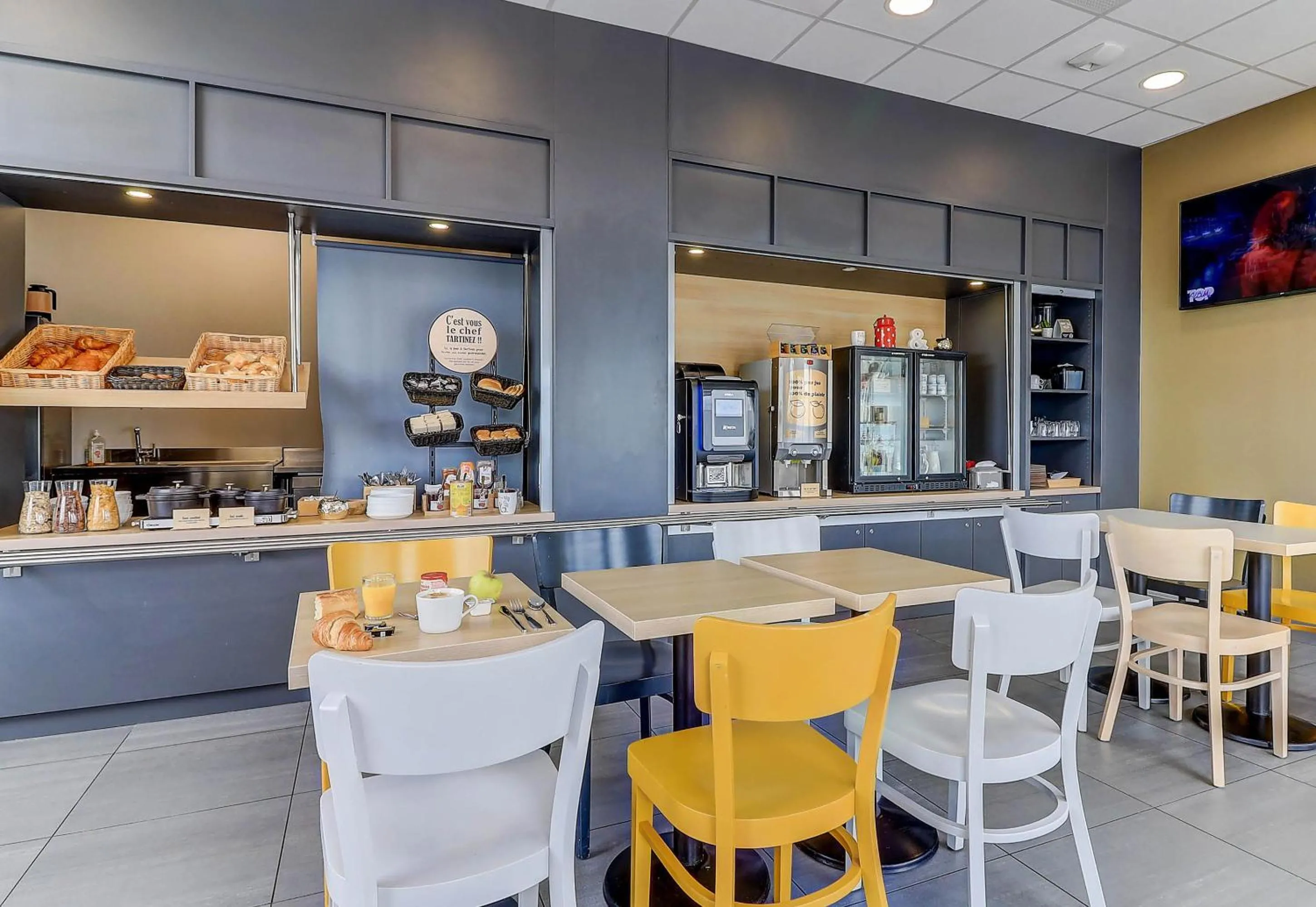 Restaurant/places to eat in B&B HOTEL Chaumont