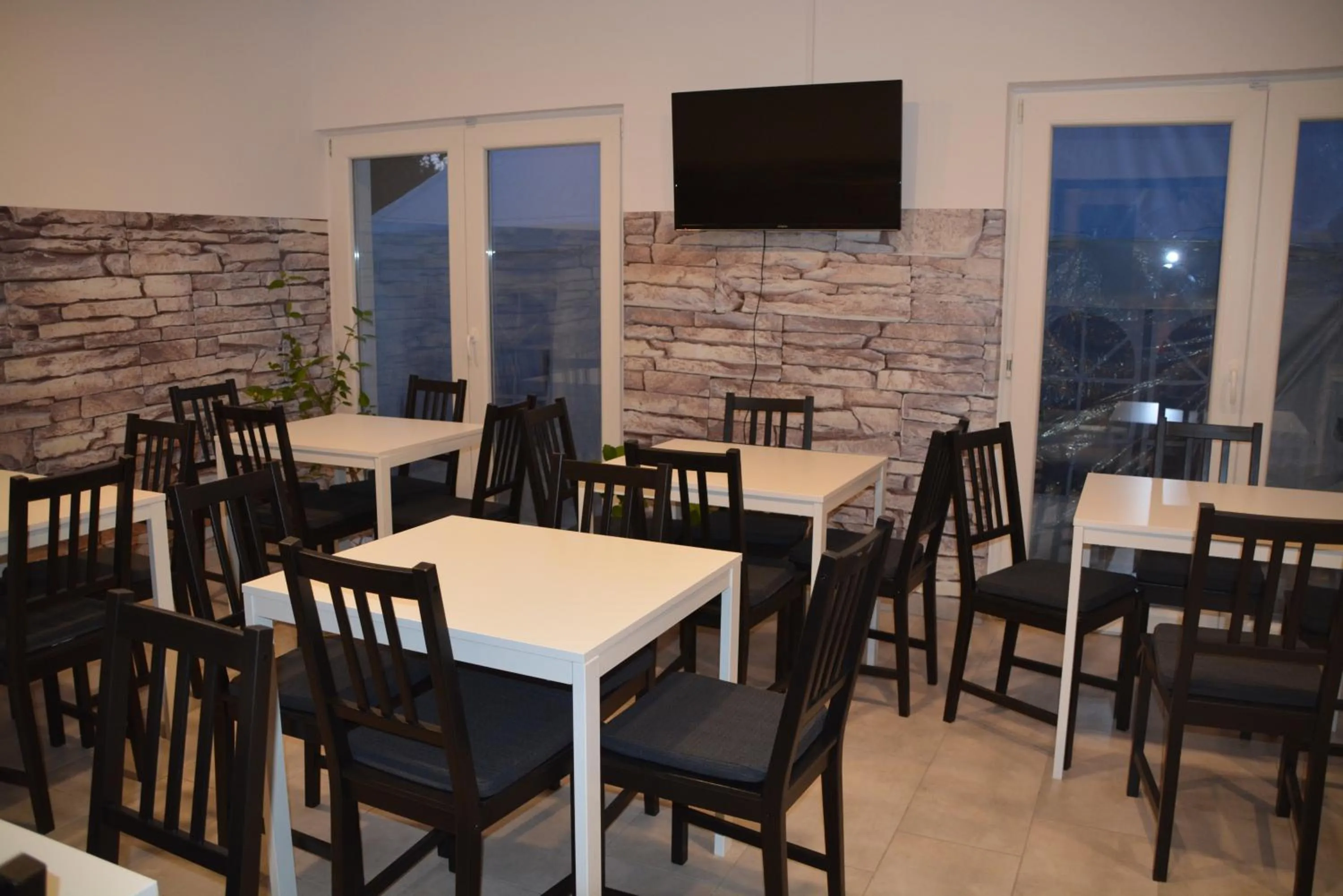 Restaurant/places to eat in Kid Família Panzió Balatonszárszó