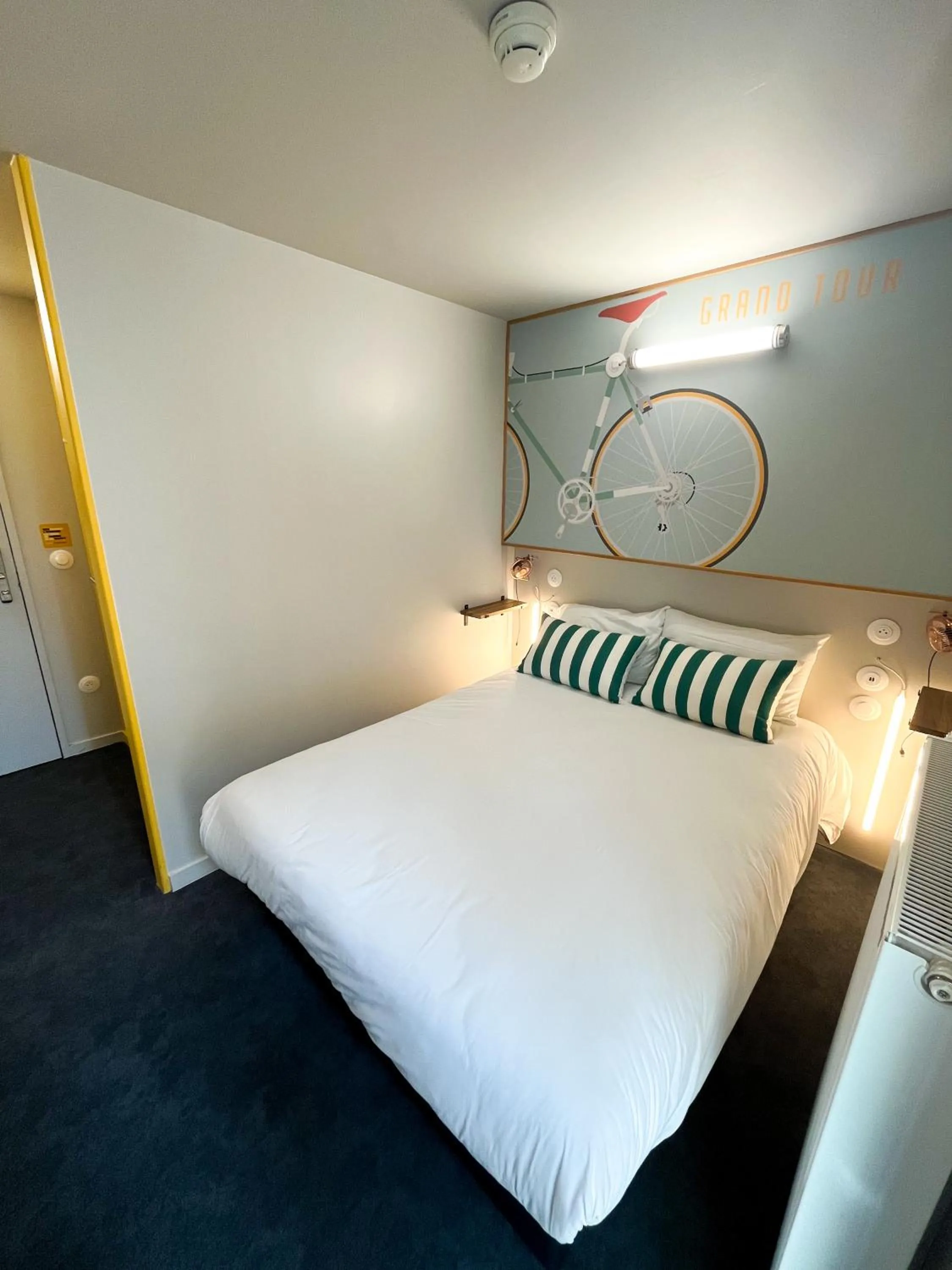 Bed in The People - Tours