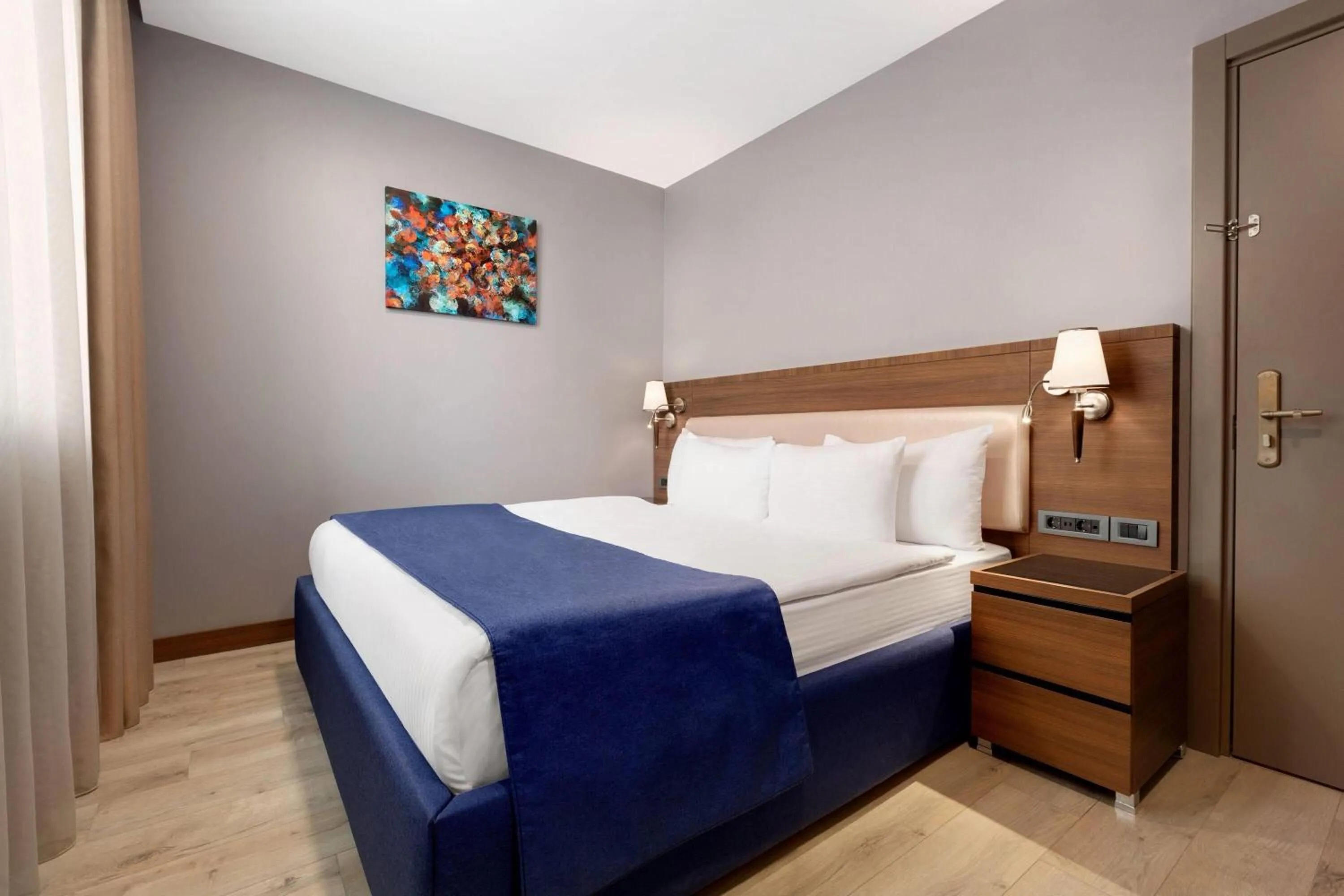 Photo of the whole room, Bed in La Quinta by Wyndham Istanbul Gunesli