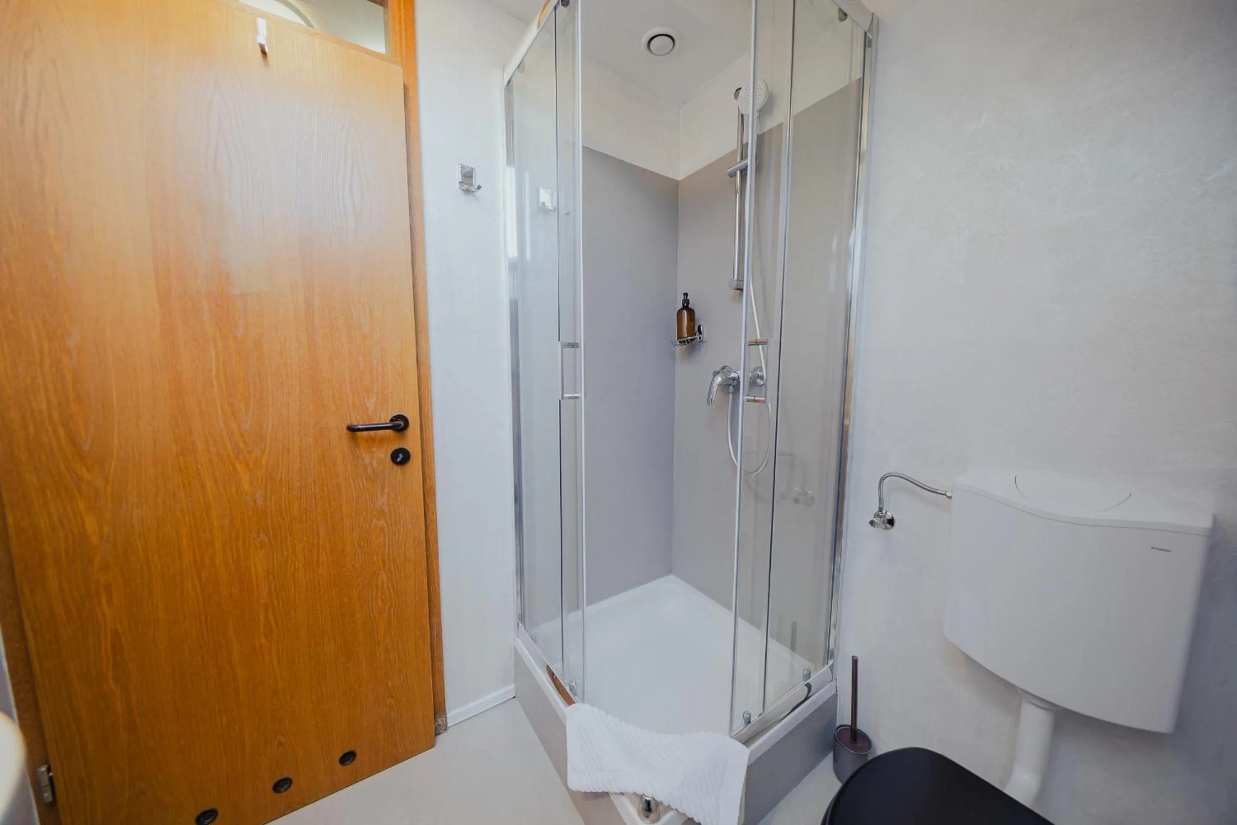 Shower in Hotel Maj Inn