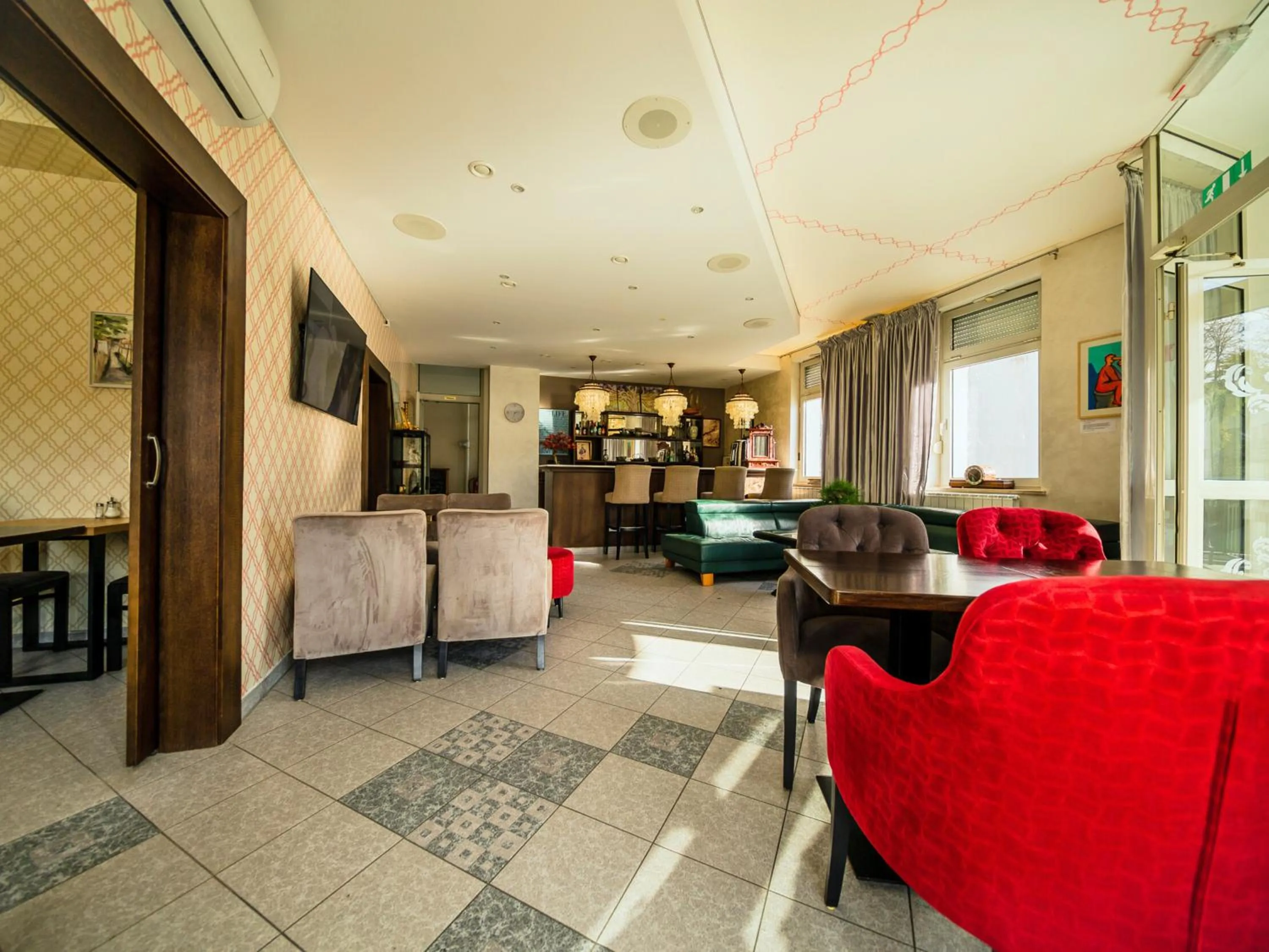 Communal lounge/ TV room in Hotel Maj Inn