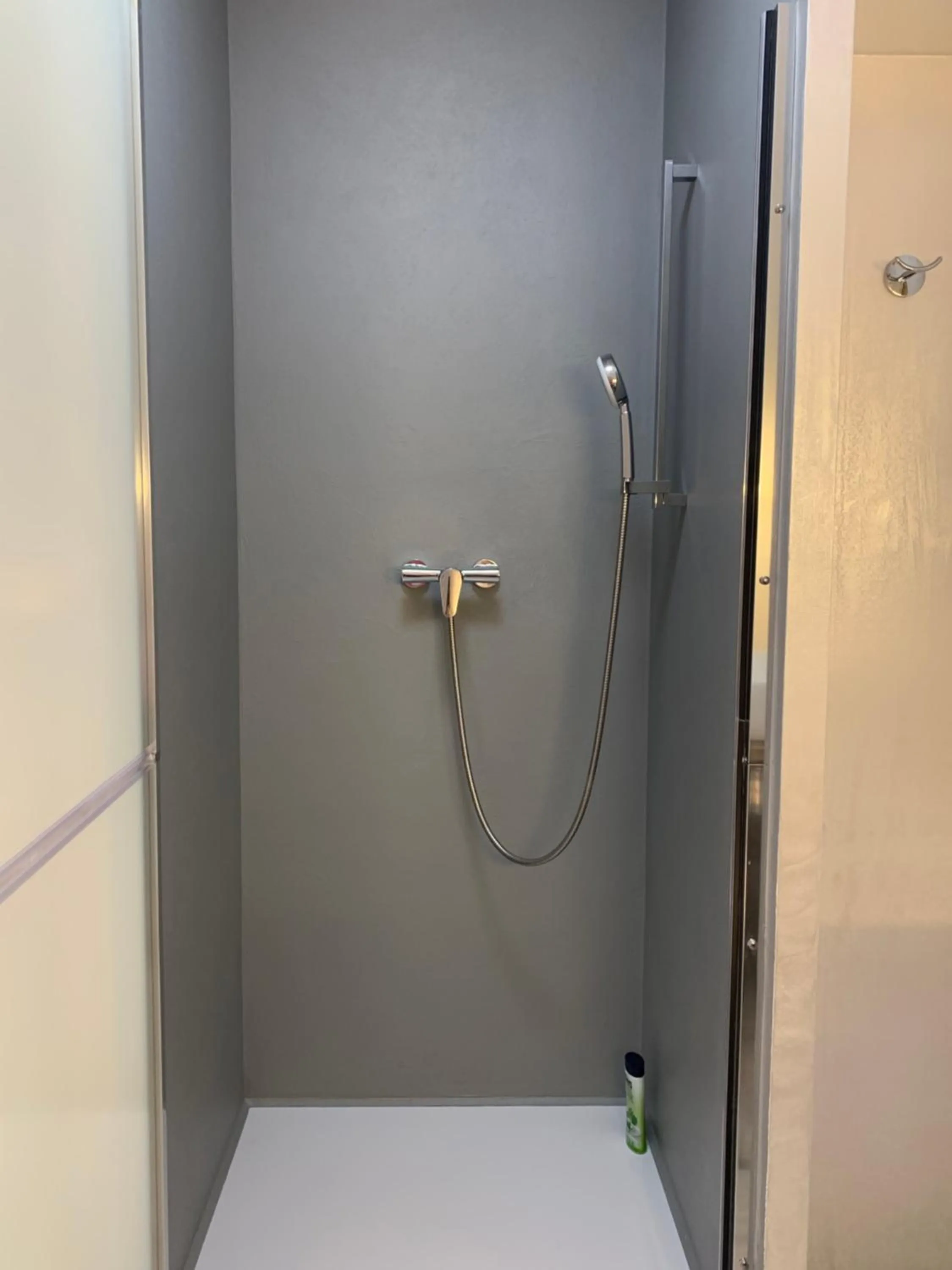 Shower in Hotel Maj Inn