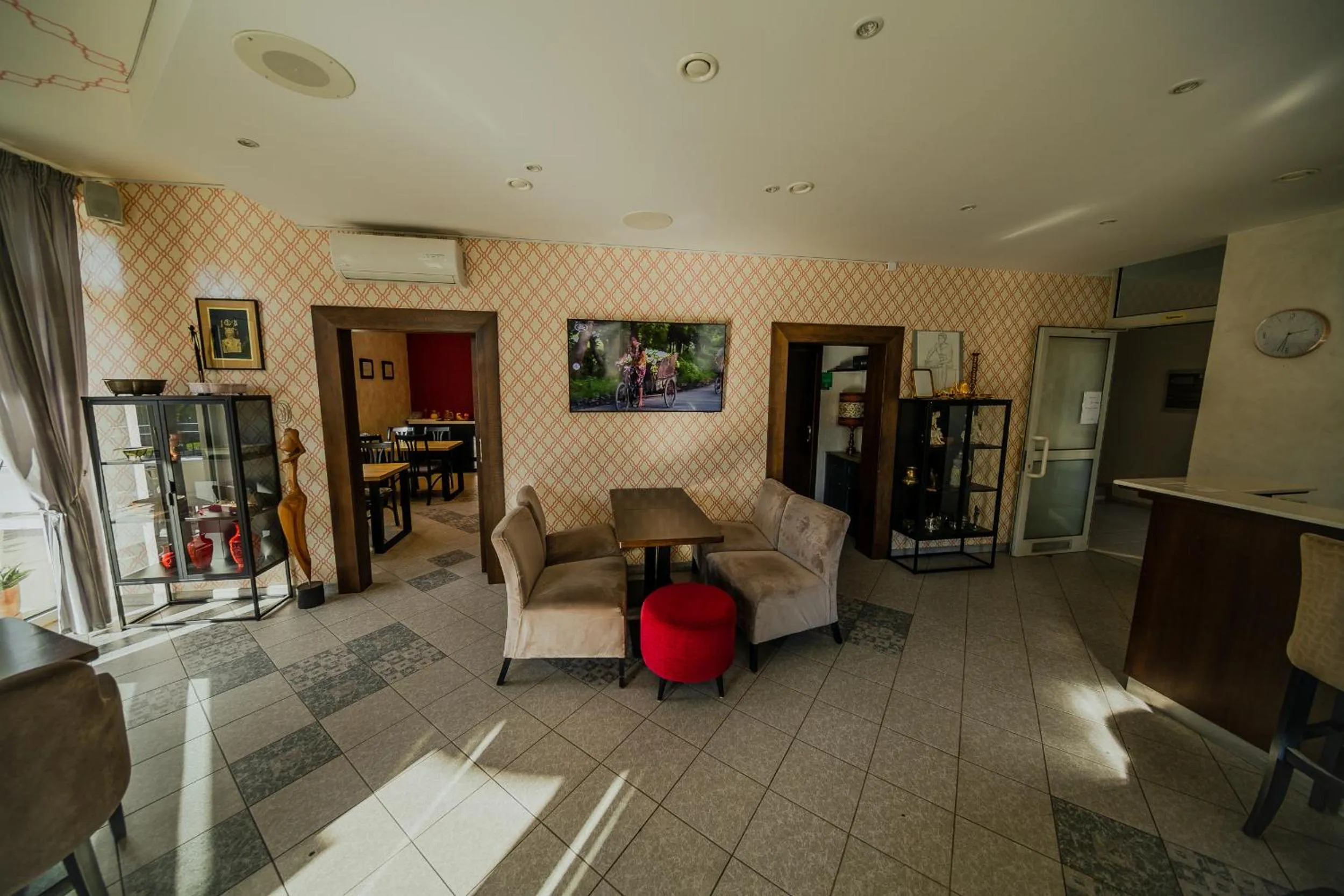 Communal lounge/ TV room in Hotel Maj Inn