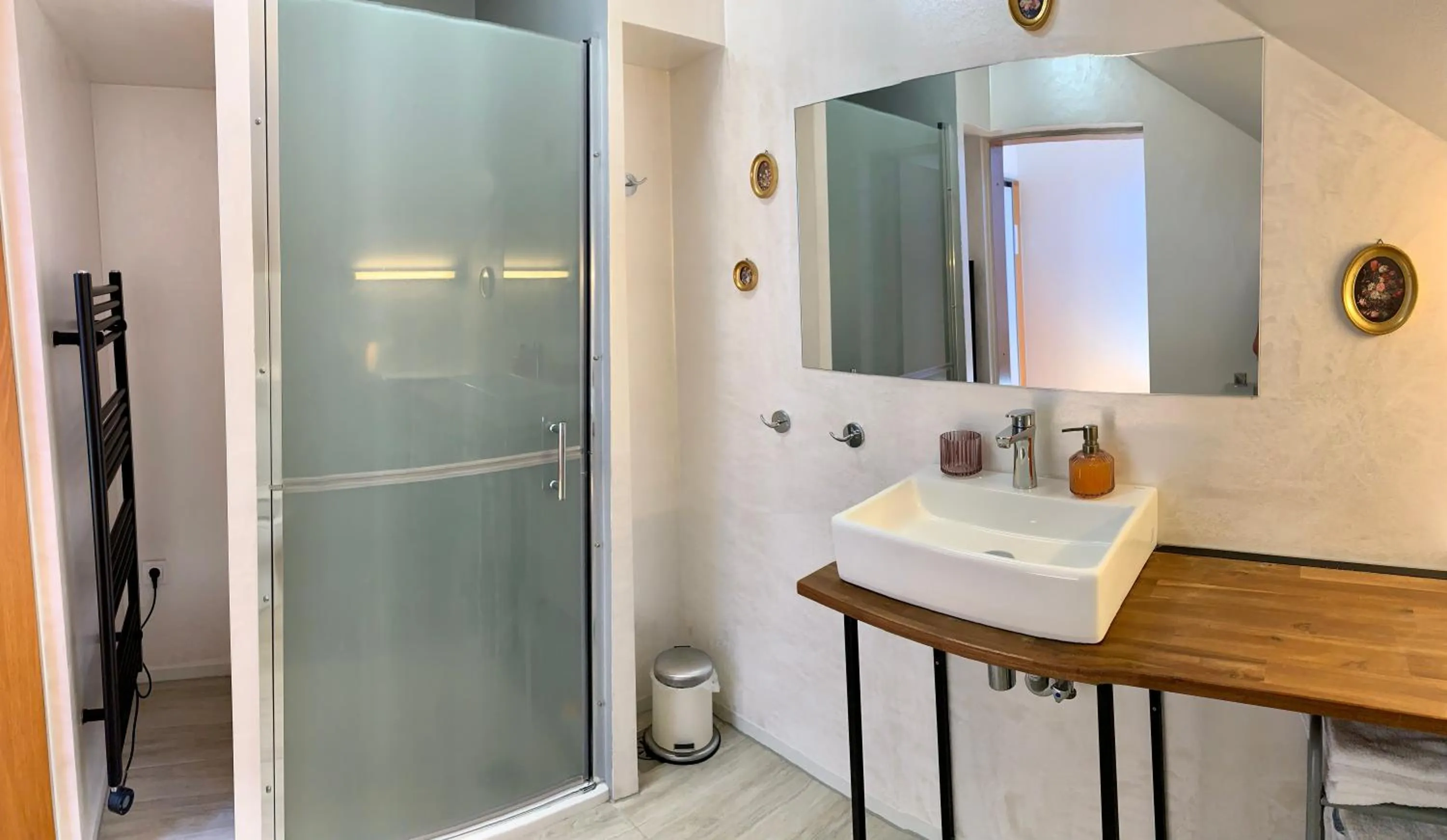 Shower in Hotel Maj Inn