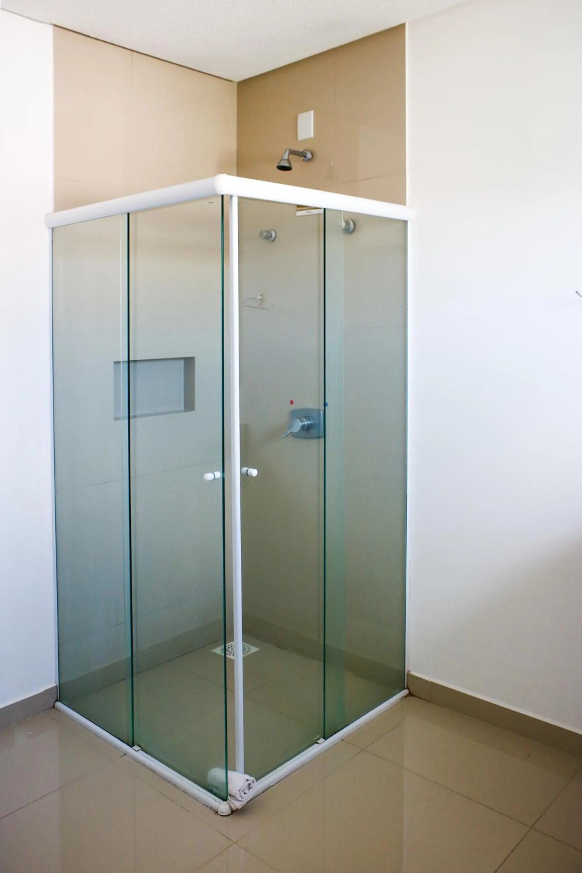 Shower in Hotel Açoriano