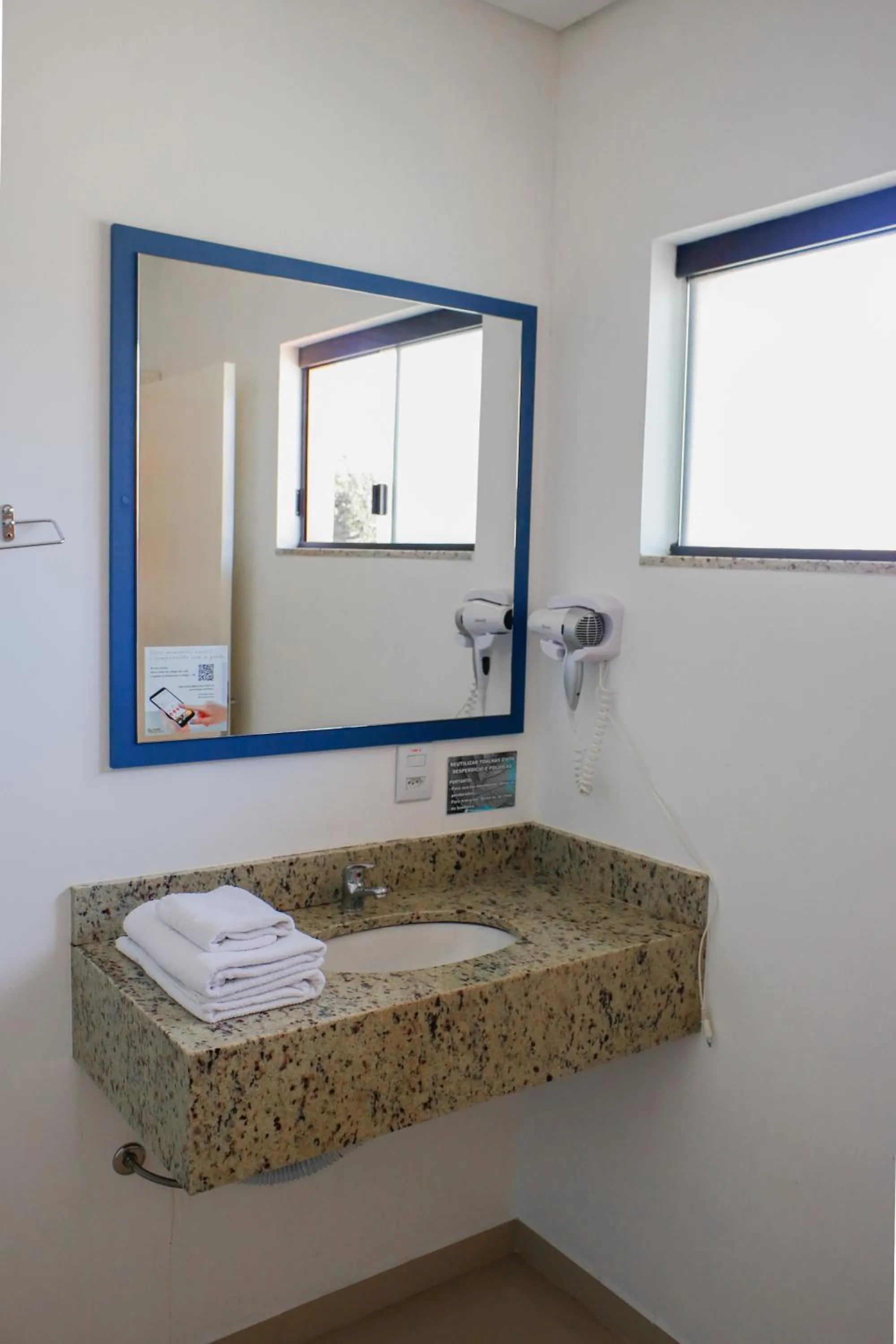 Bathroom in Hotel Açoriano