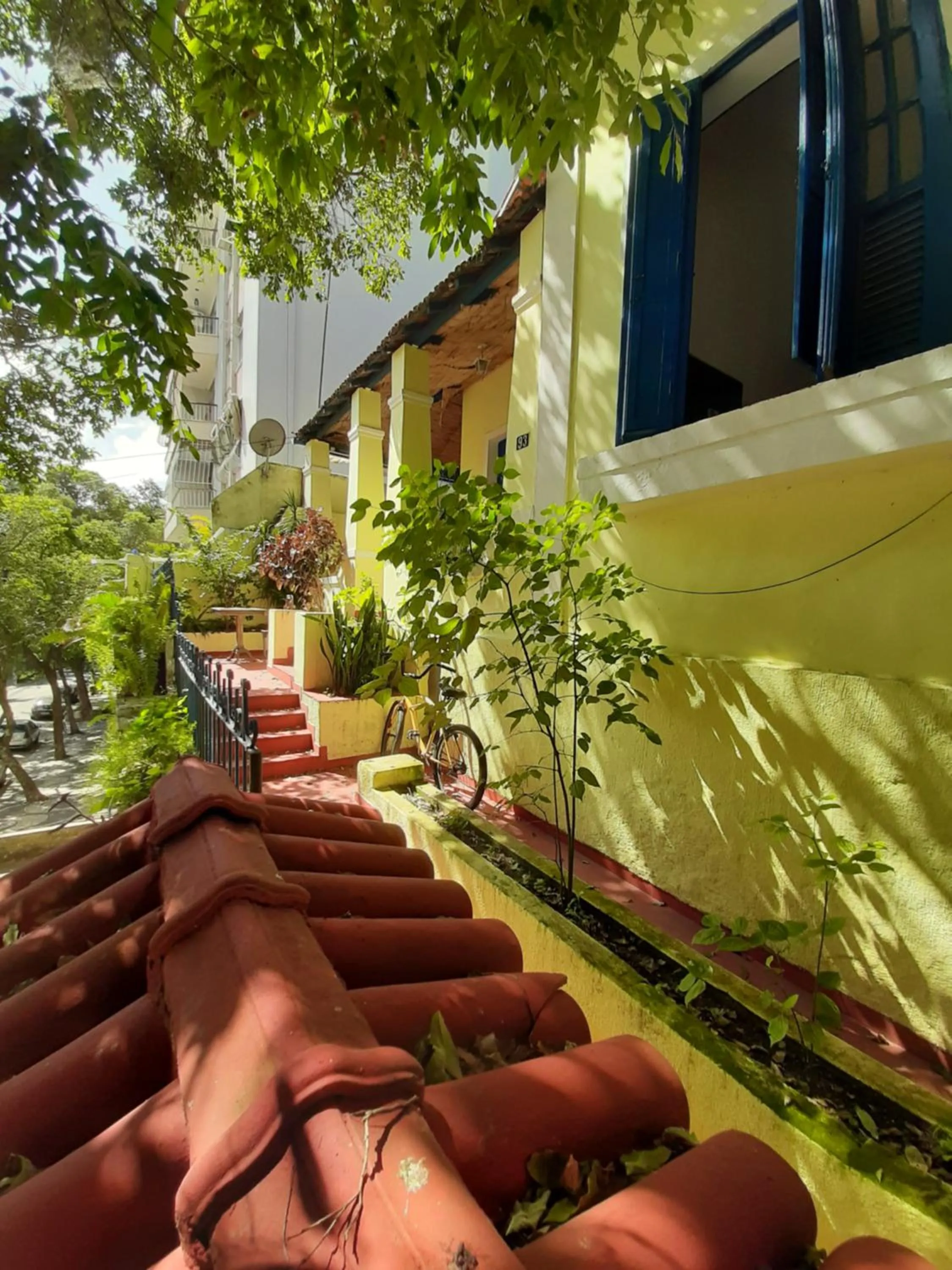Facade/entrance in Brasileranza Hostel