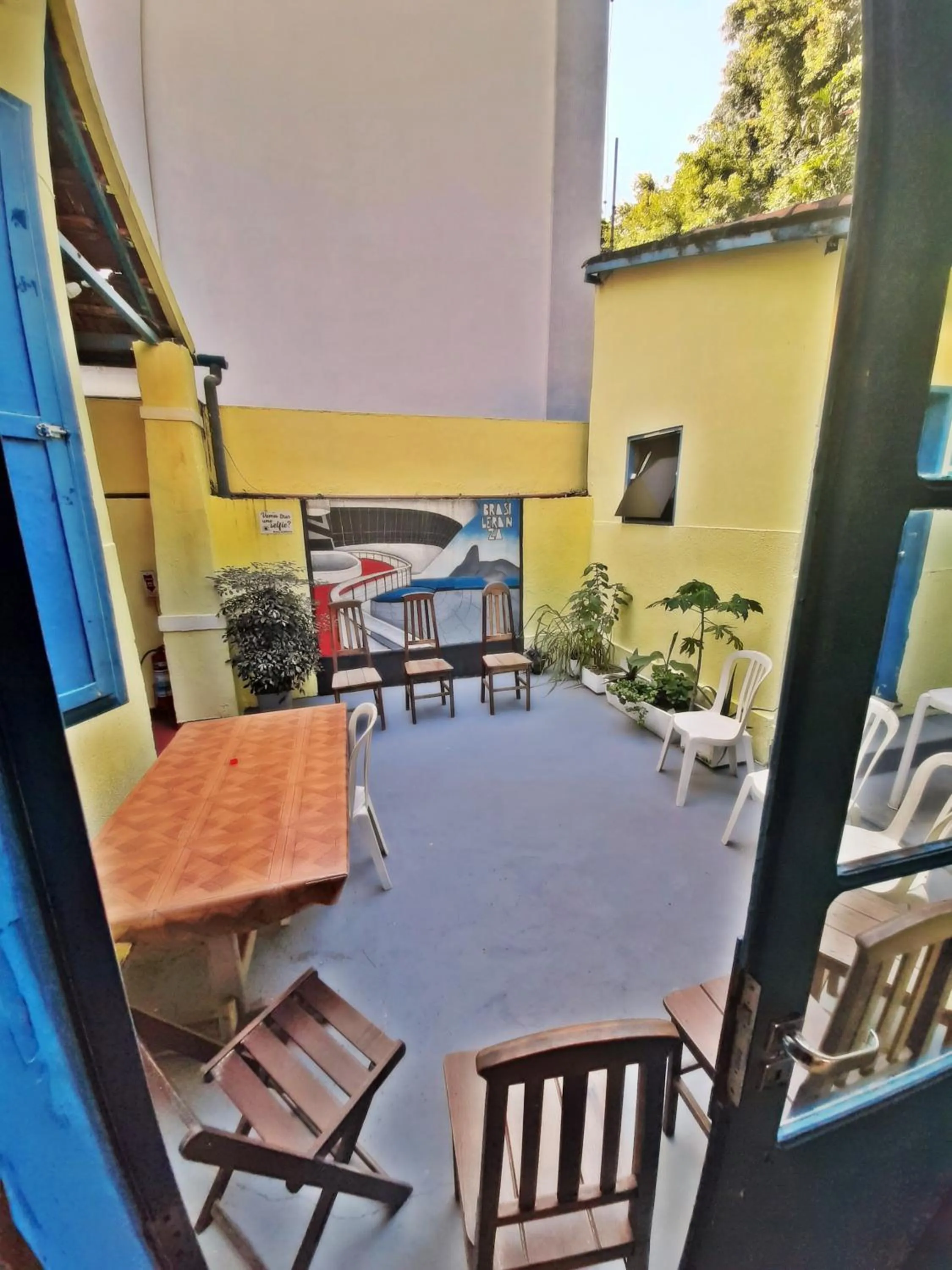 Seating area in Brasileranza Hostel