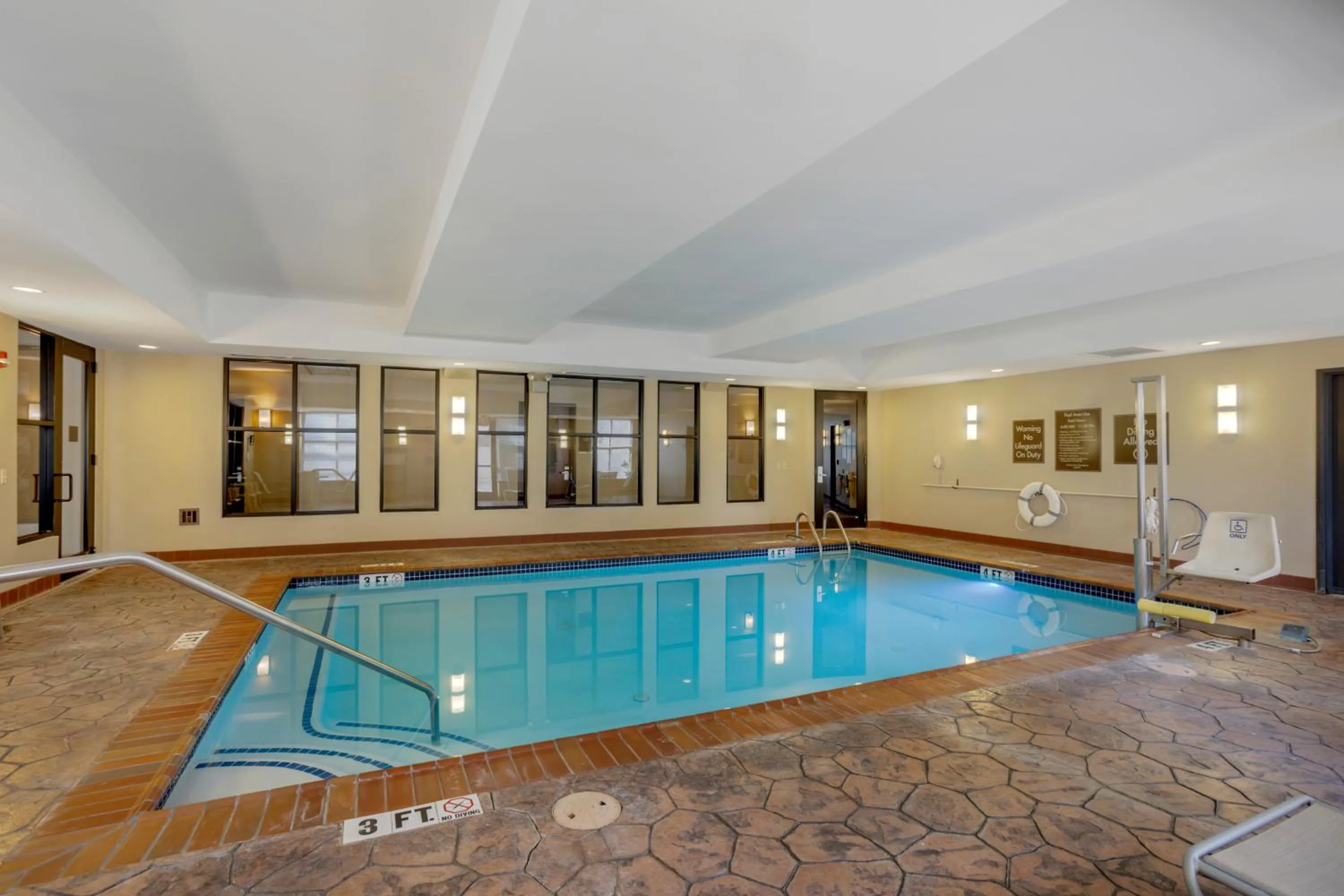 Swimming pool in Comfort Inn & Suites Sayre