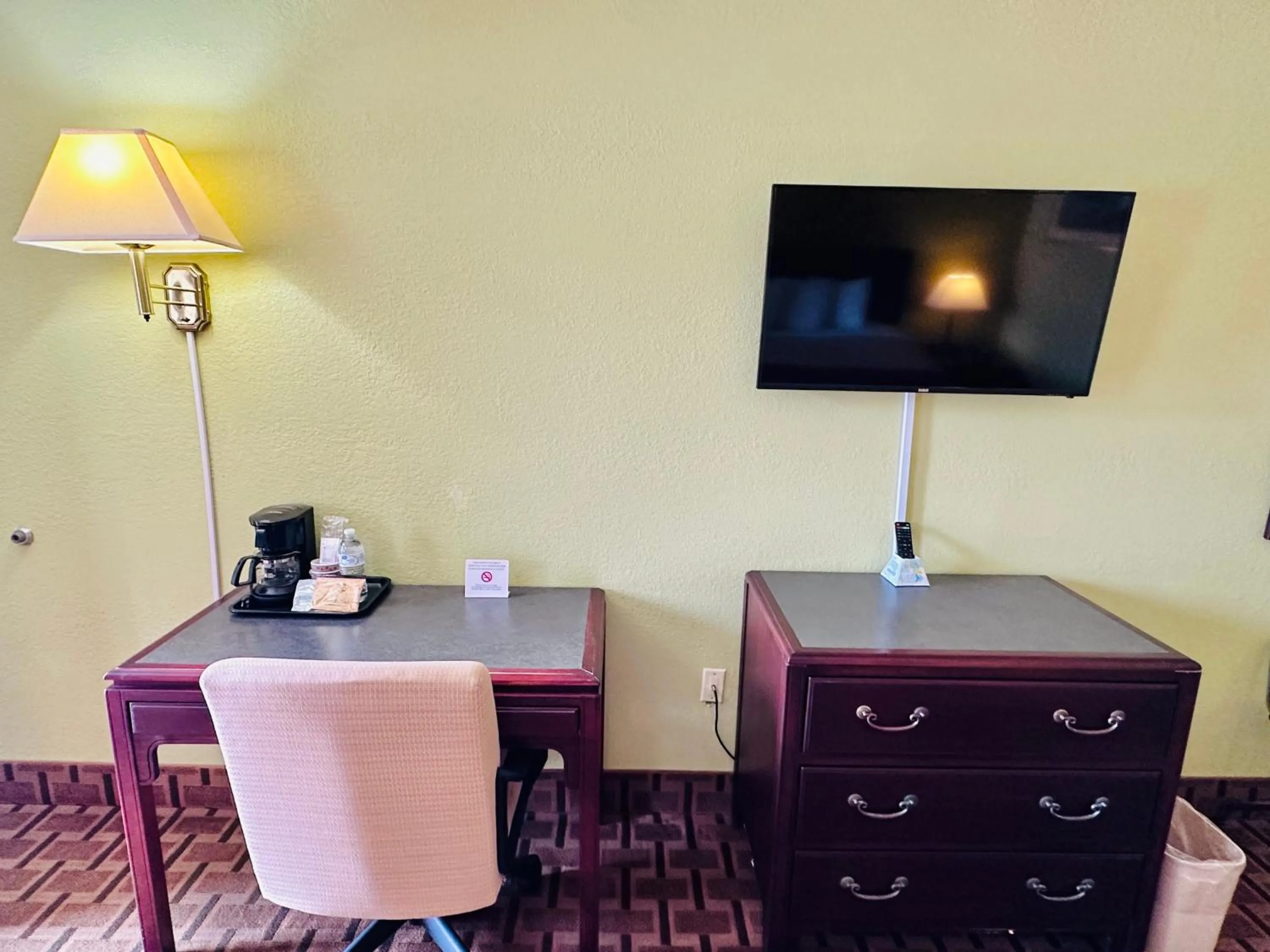 Standard King Room in American Inn Princeton