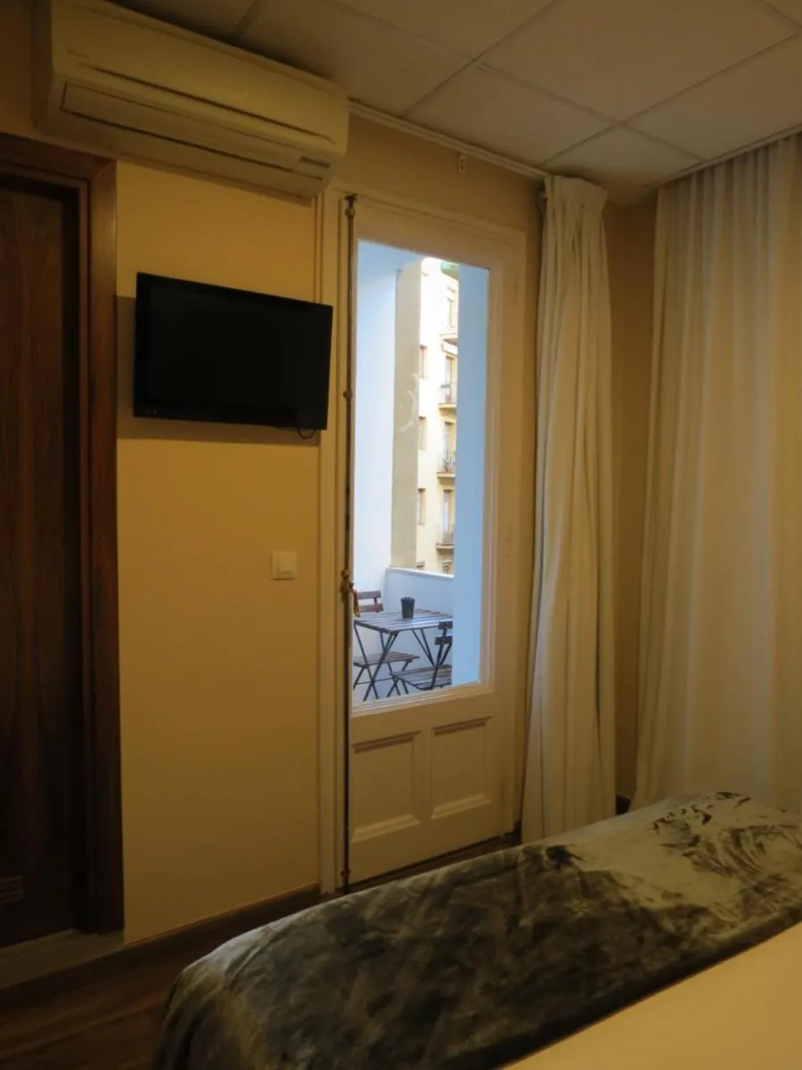 Photo of the whole room, Bed in Hostal Petit Príncep