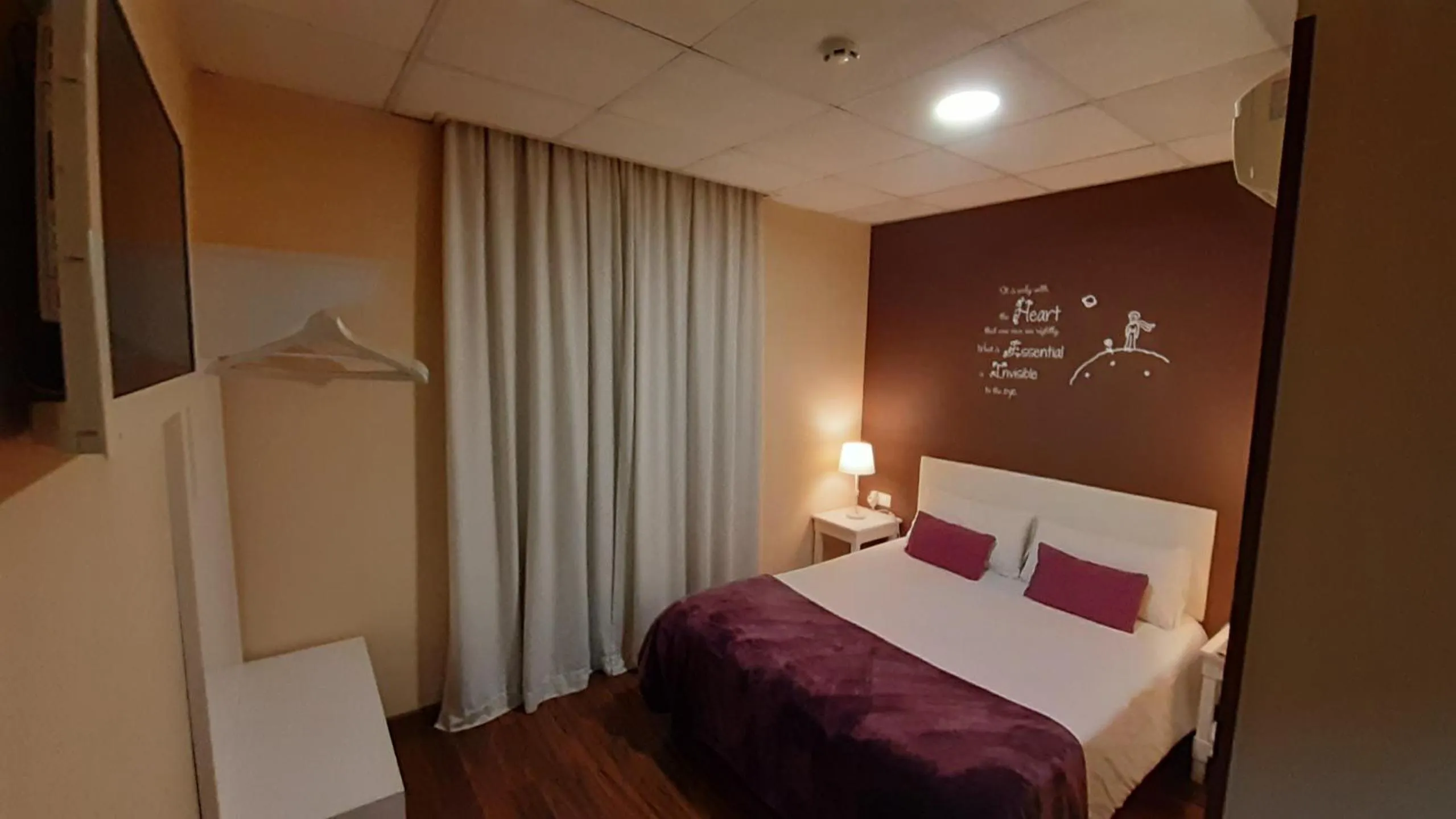 Photo of the whole room, Bed in Hostal Petit Príncep