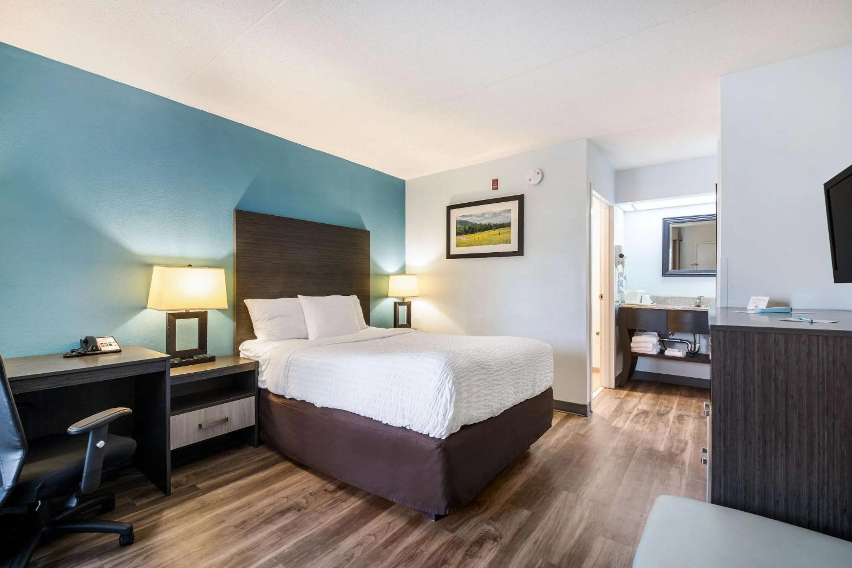 Bedroom, Bed in Clarion Inn Cleveland near University