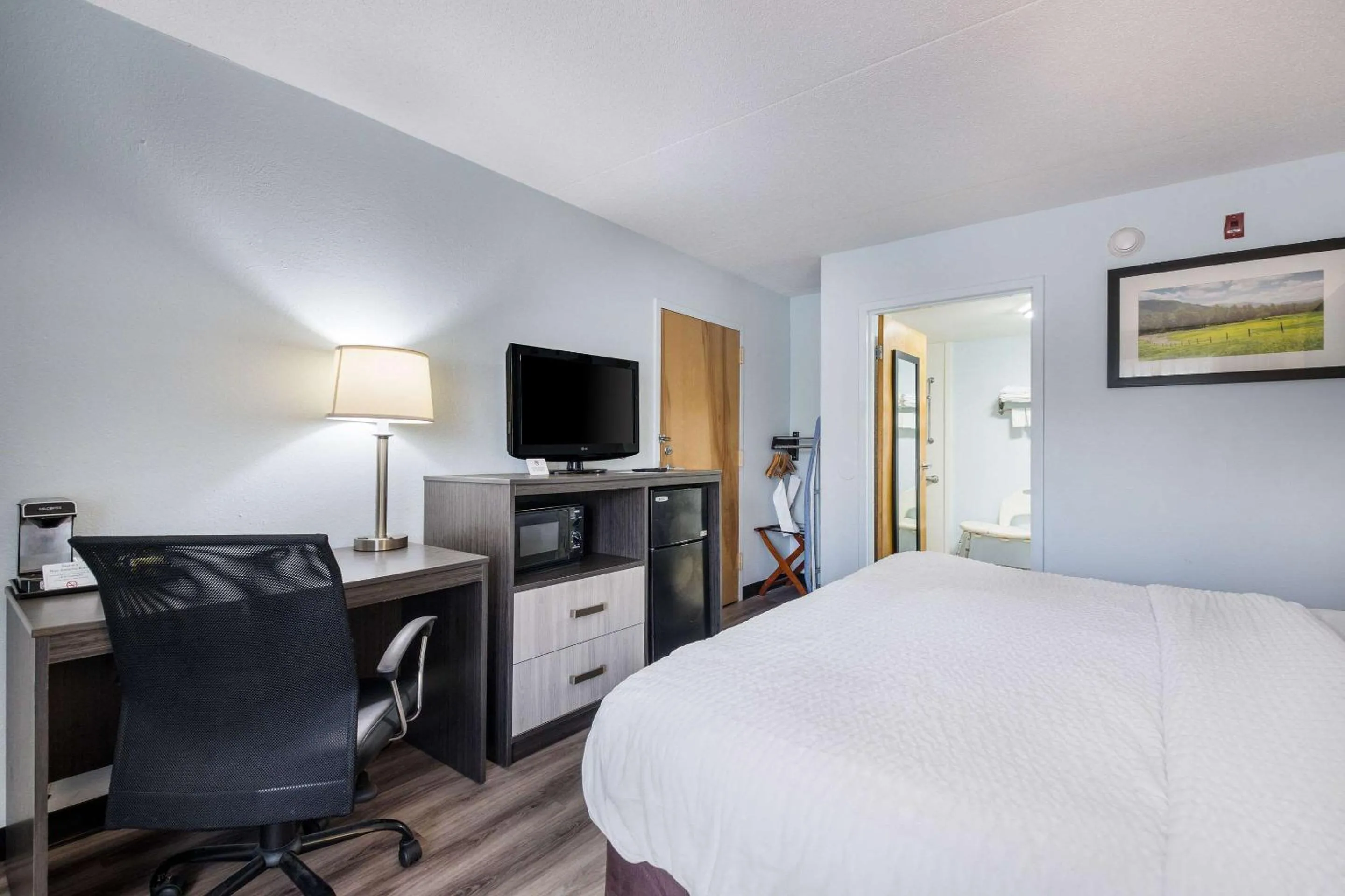 Bedroom, Bed in Clarion Inn Cleveland near University