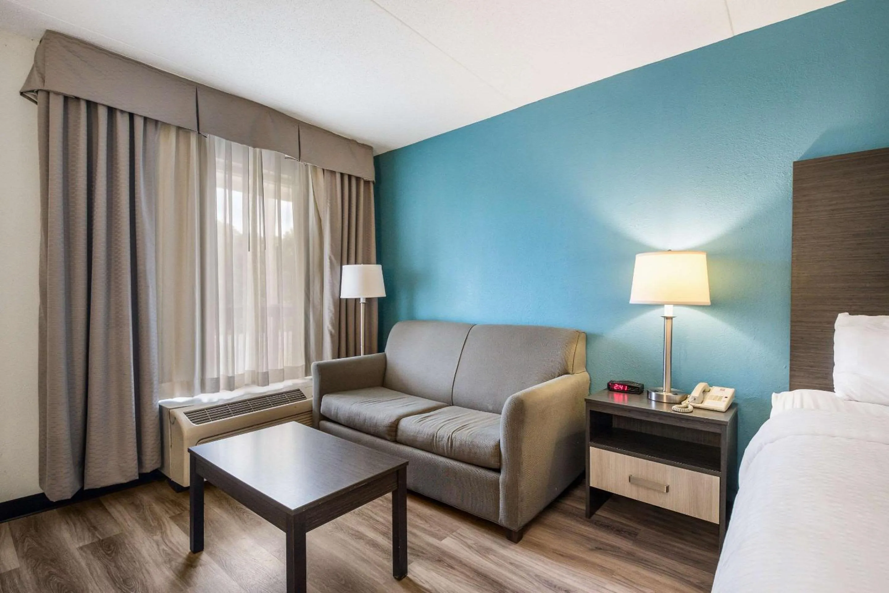 Bedroom, Bed in Clarion Inn Cleveland near University