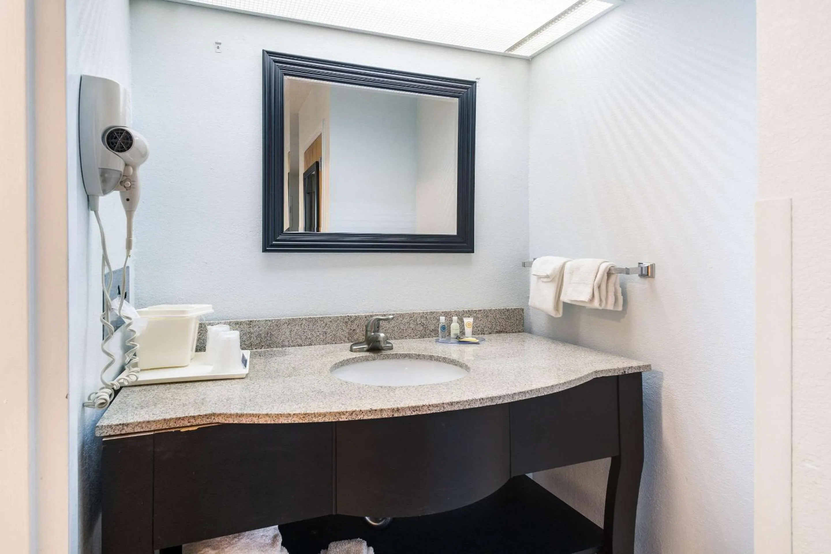 Bedroom in Clarion Inn Cleveland near University