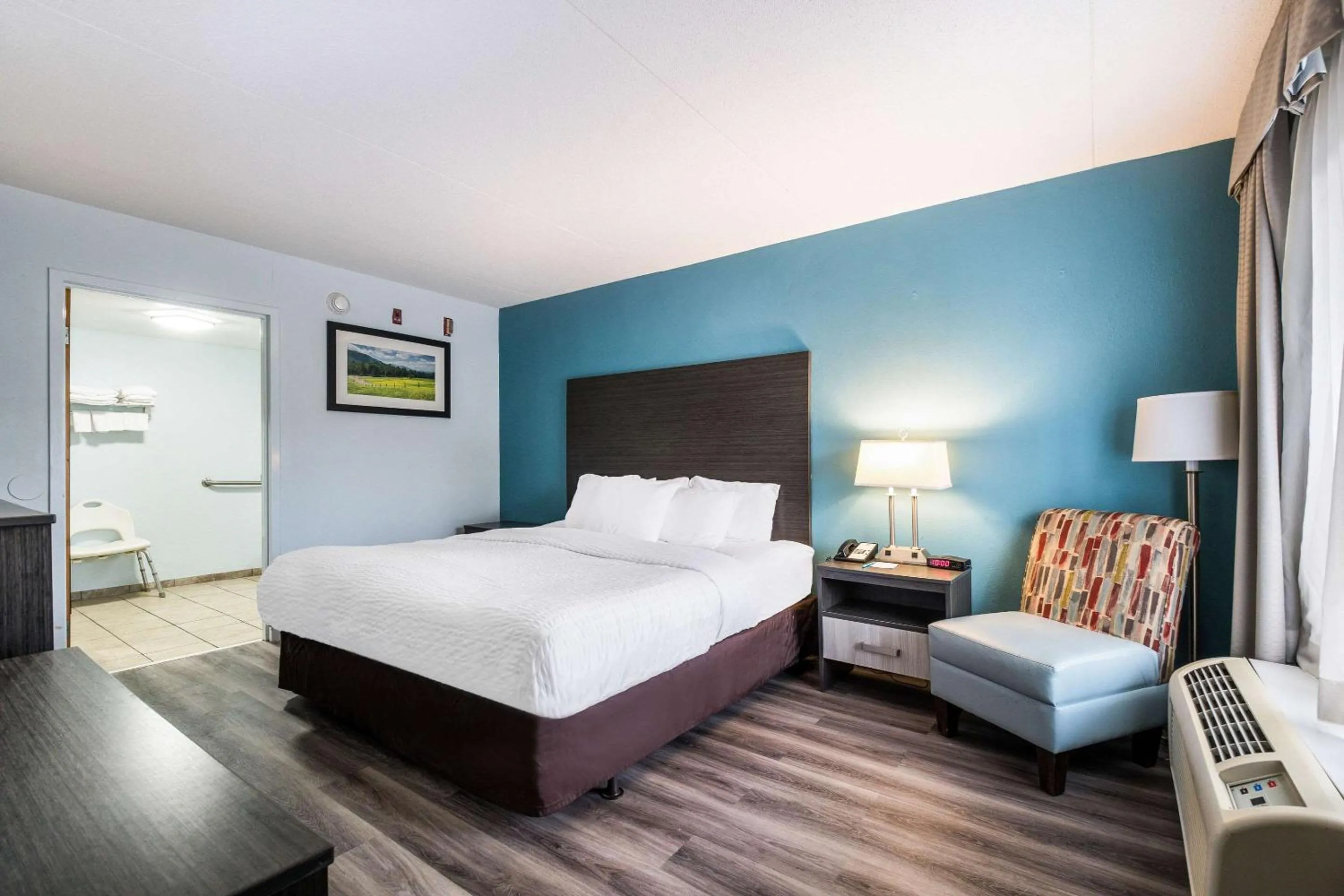 Bedroom, Bed in Clarion Inn Cleveland near University