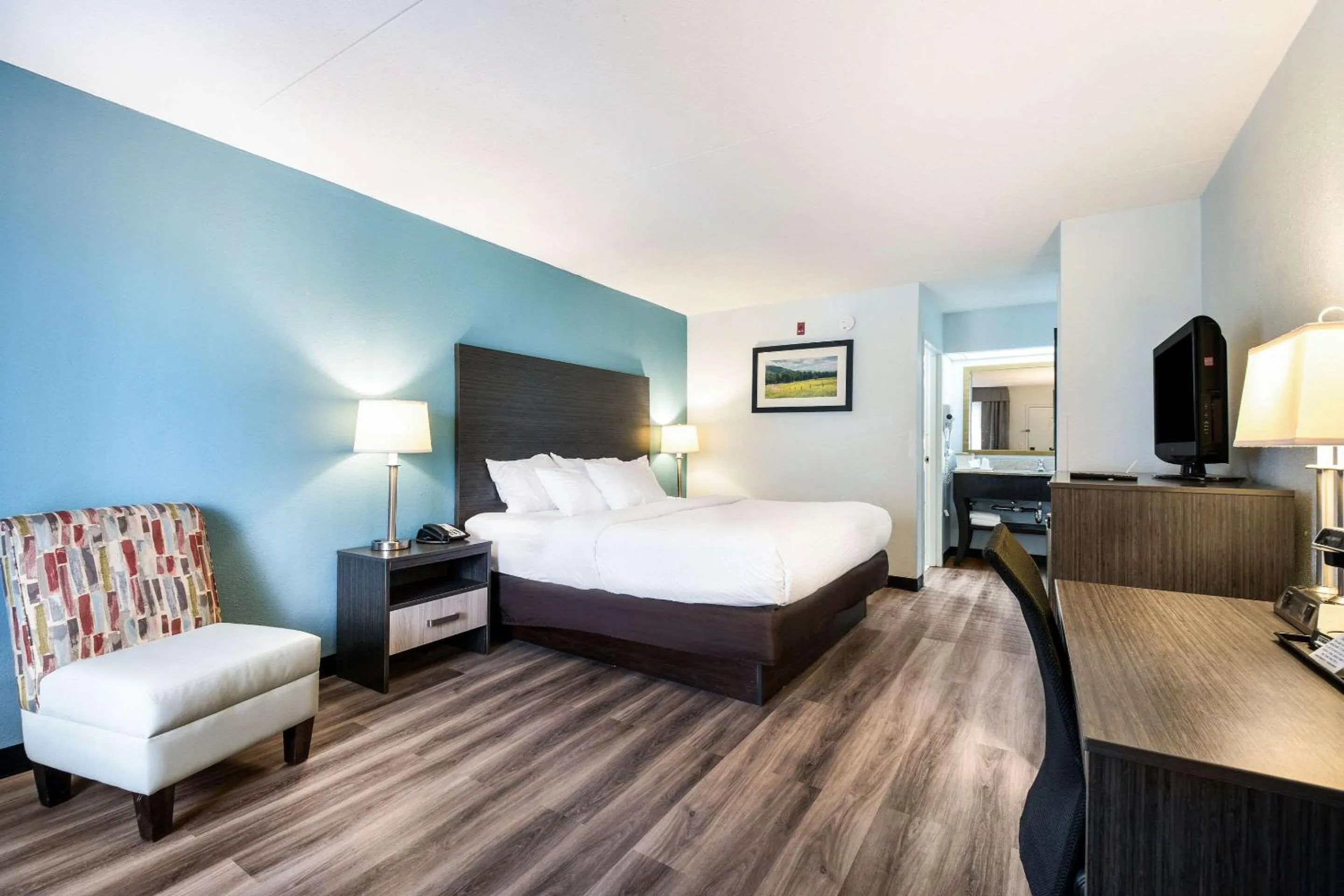 Bedroom, Bed in Clarion Inn Cleveland near University