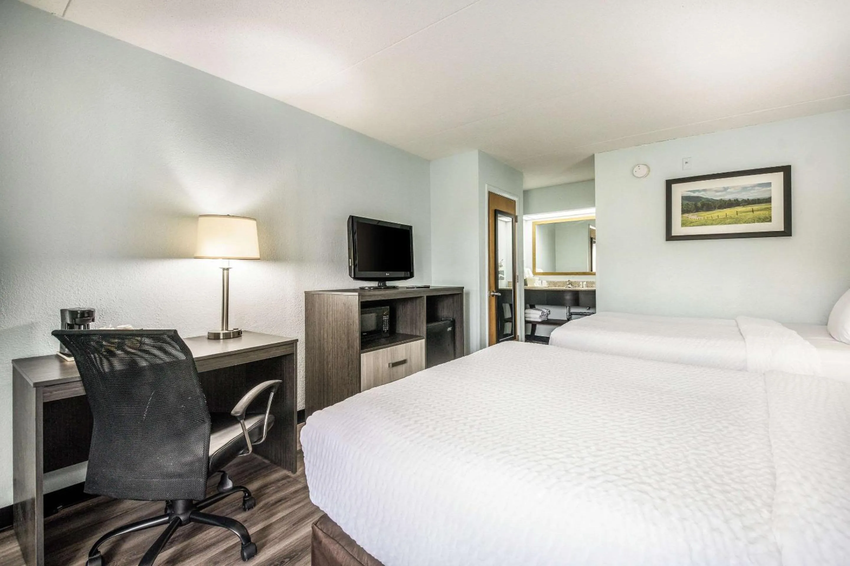 Bedroom, Bed in Clarion Inn Cleveland near University