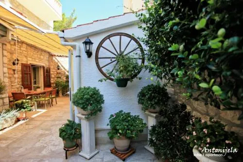 Apartment & Rooms Antonijela