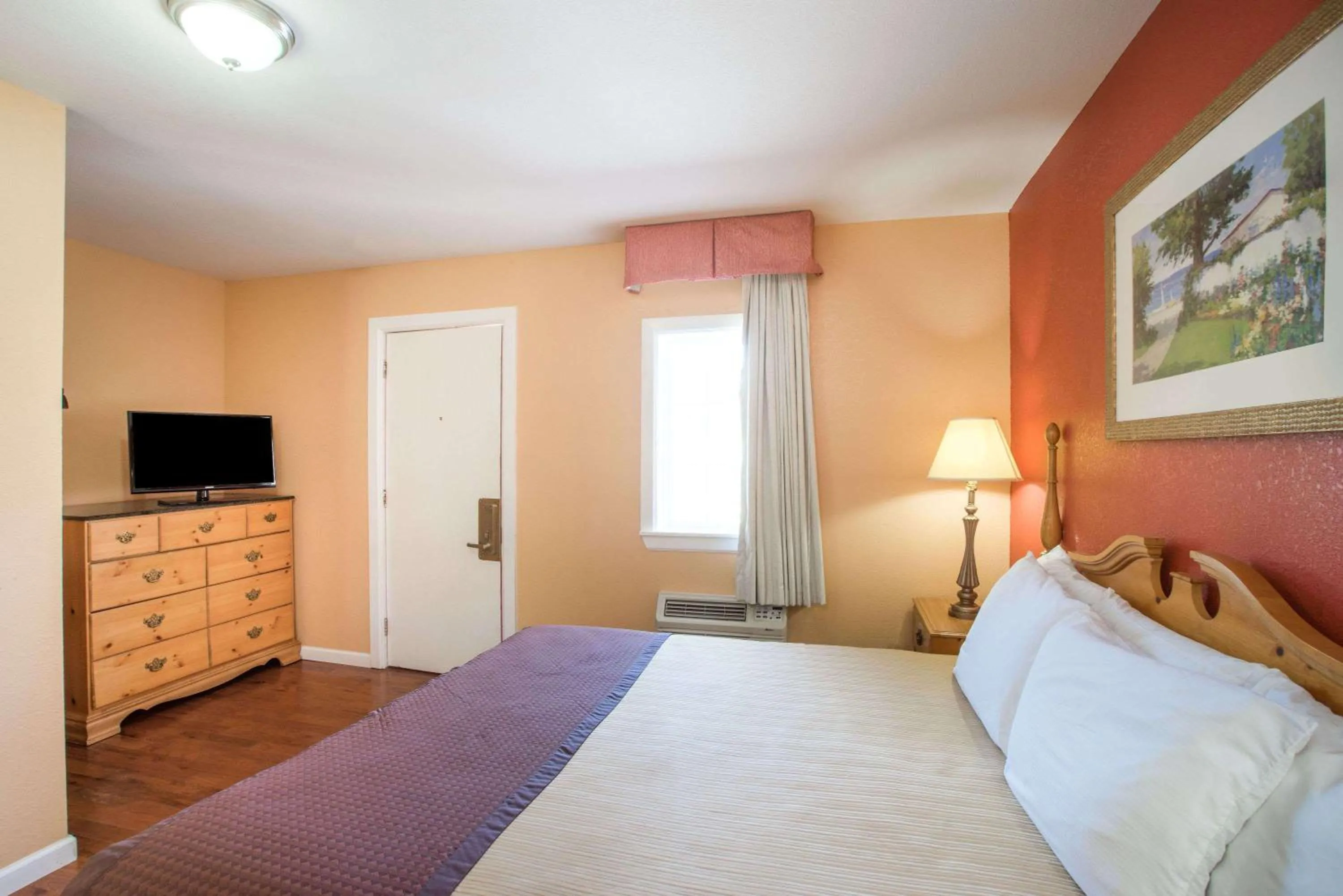 Photo of the whole room, Bed in The Hillside Hotel