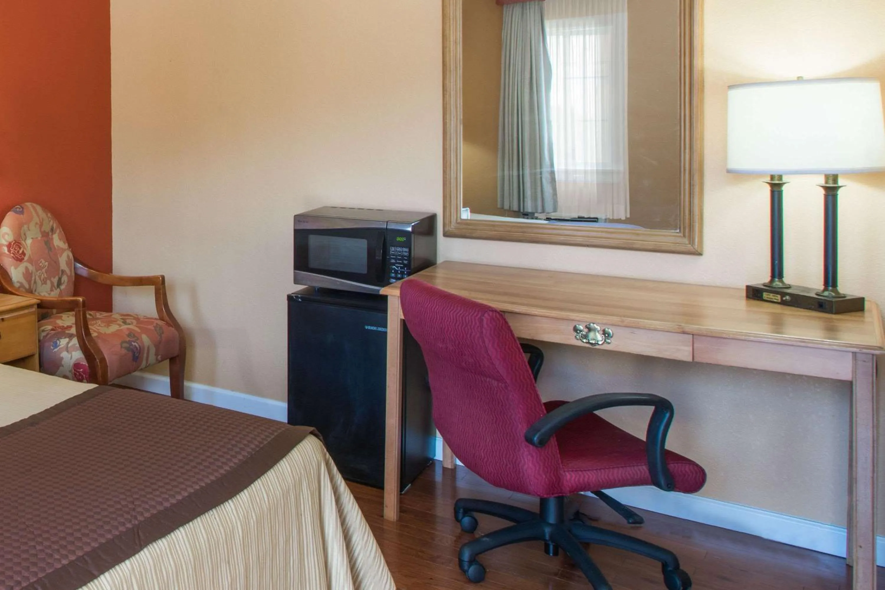 Photo of the whole room, Bed in The Hillside Hotel