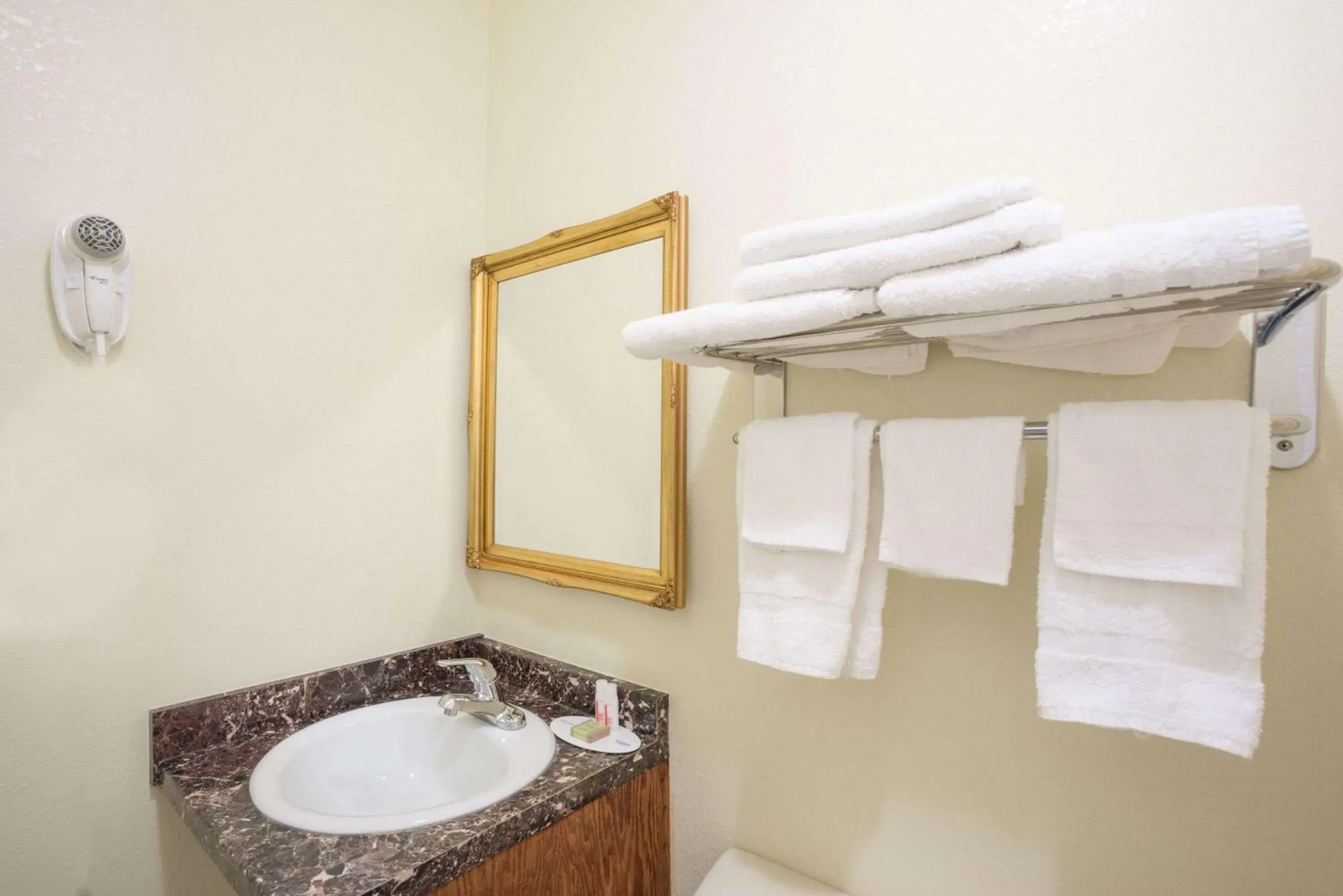 Queen Room - Non-Smoking in The Hillside Hotel Queen Room - Non-Smoking in The Hillside Hotel