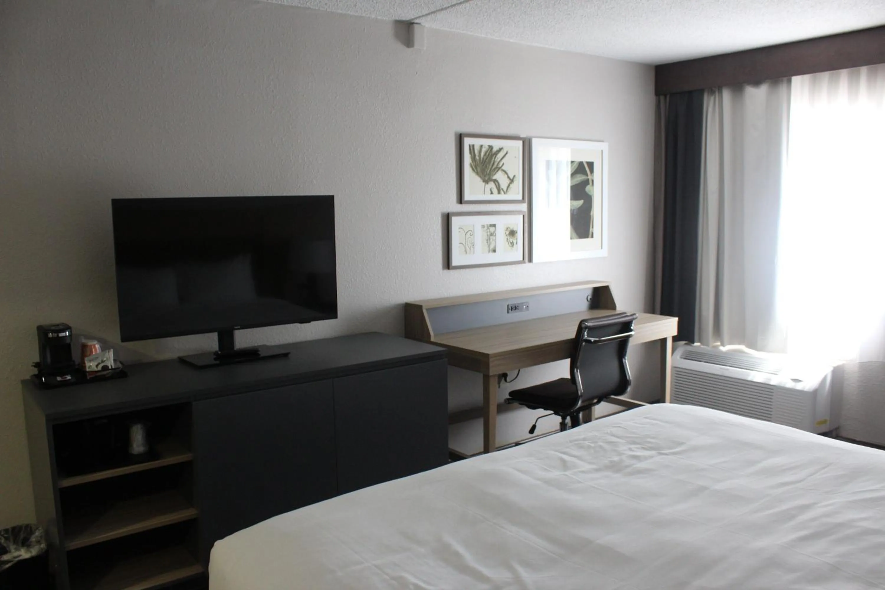 Bedroom, Bed in Country Inn & Suites by Radisson, Dunbar - Charleston