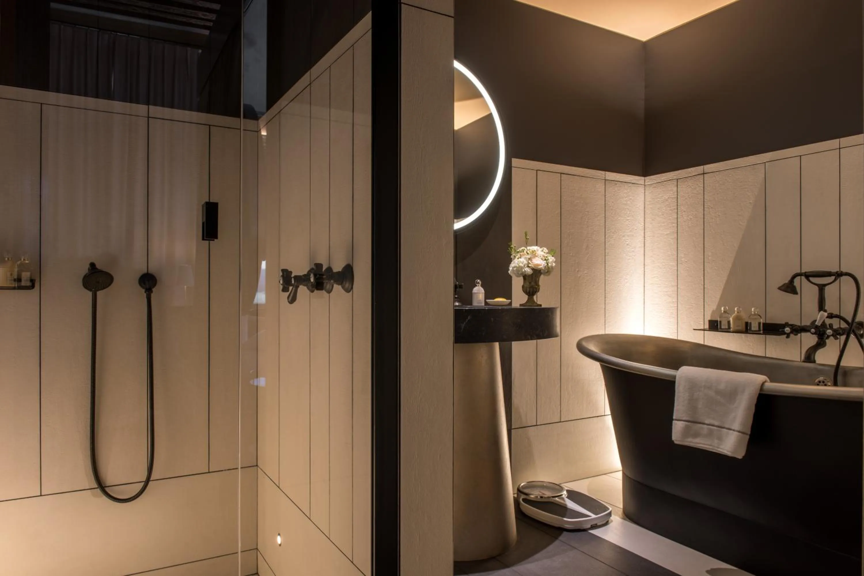 Shower in Cour des Vosges - Evok Collection