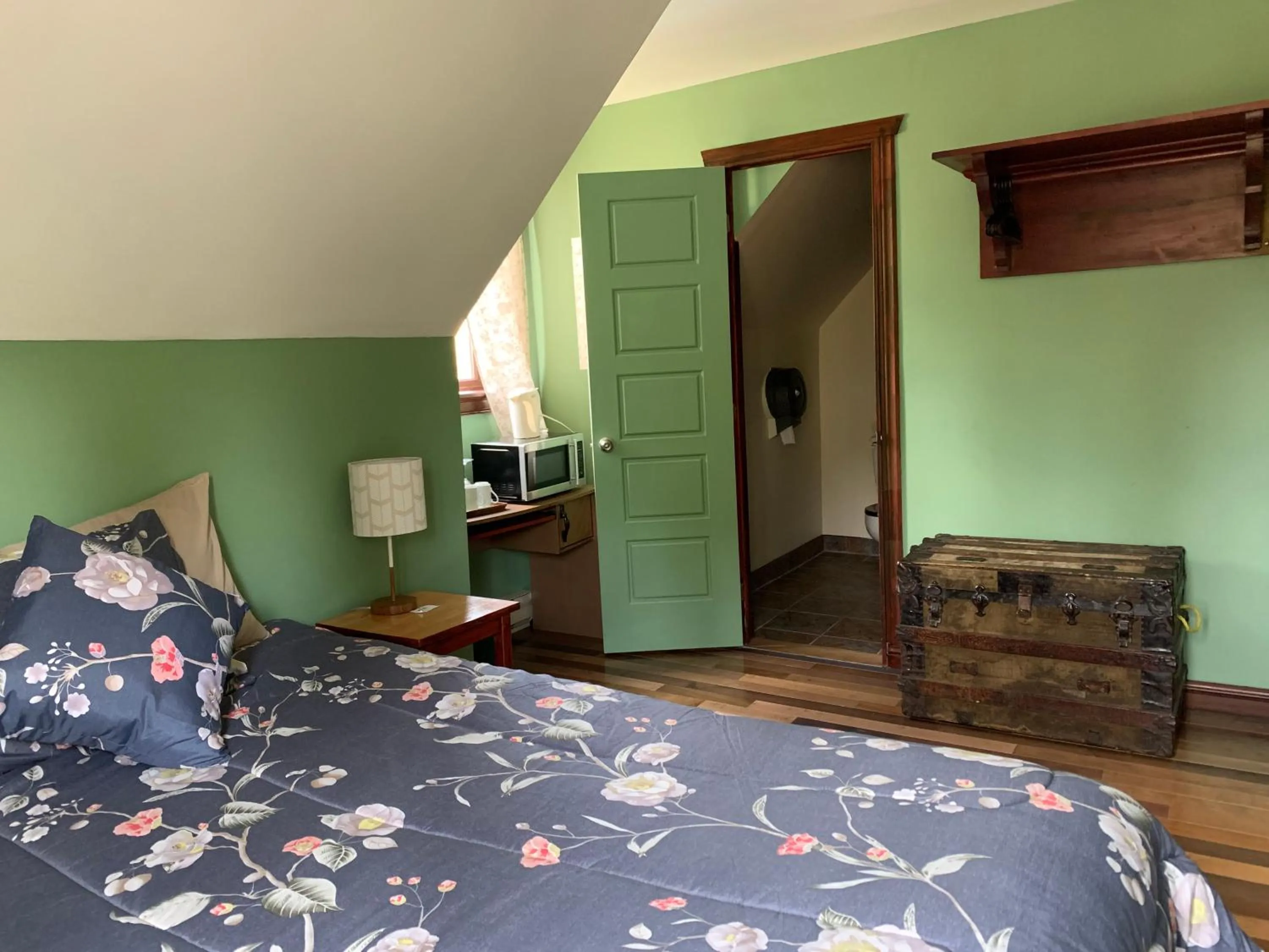 Photo of the whole room, Bed in L'Auberge Refuge du Trappeur