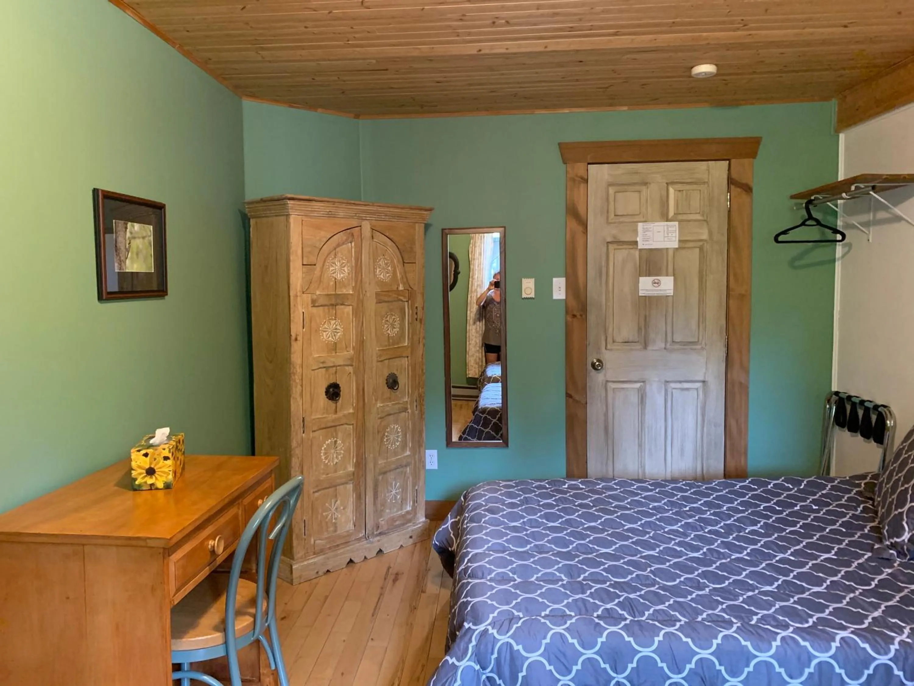 Bedroom, Bed in L'Auberge Refuge du Trappeur