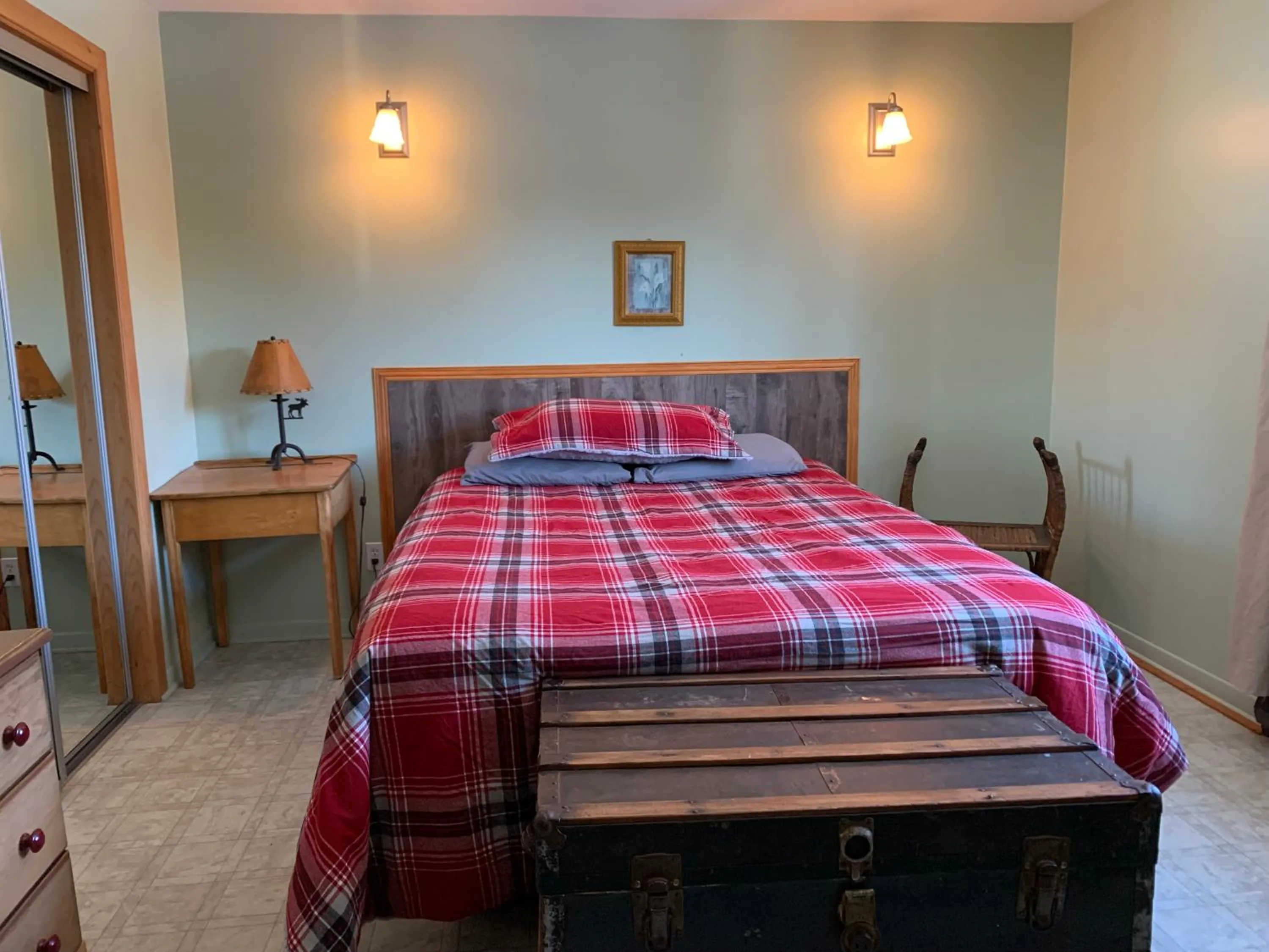 Photo of the whole room, Bed in L'Auberge Refuge du Trappeur