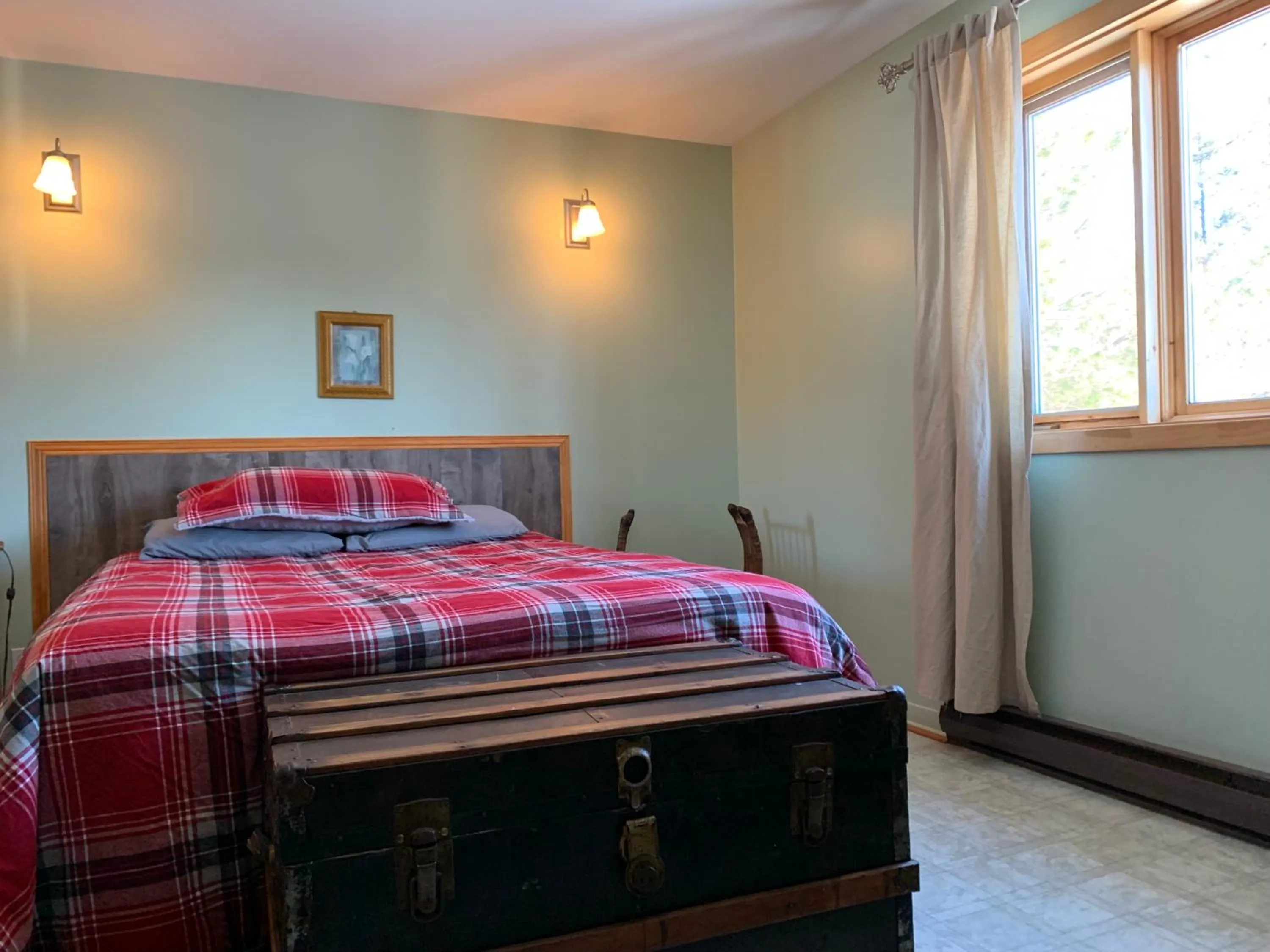 Photo of the whole room, Bed in L'Auberge Refuge du Trappeur