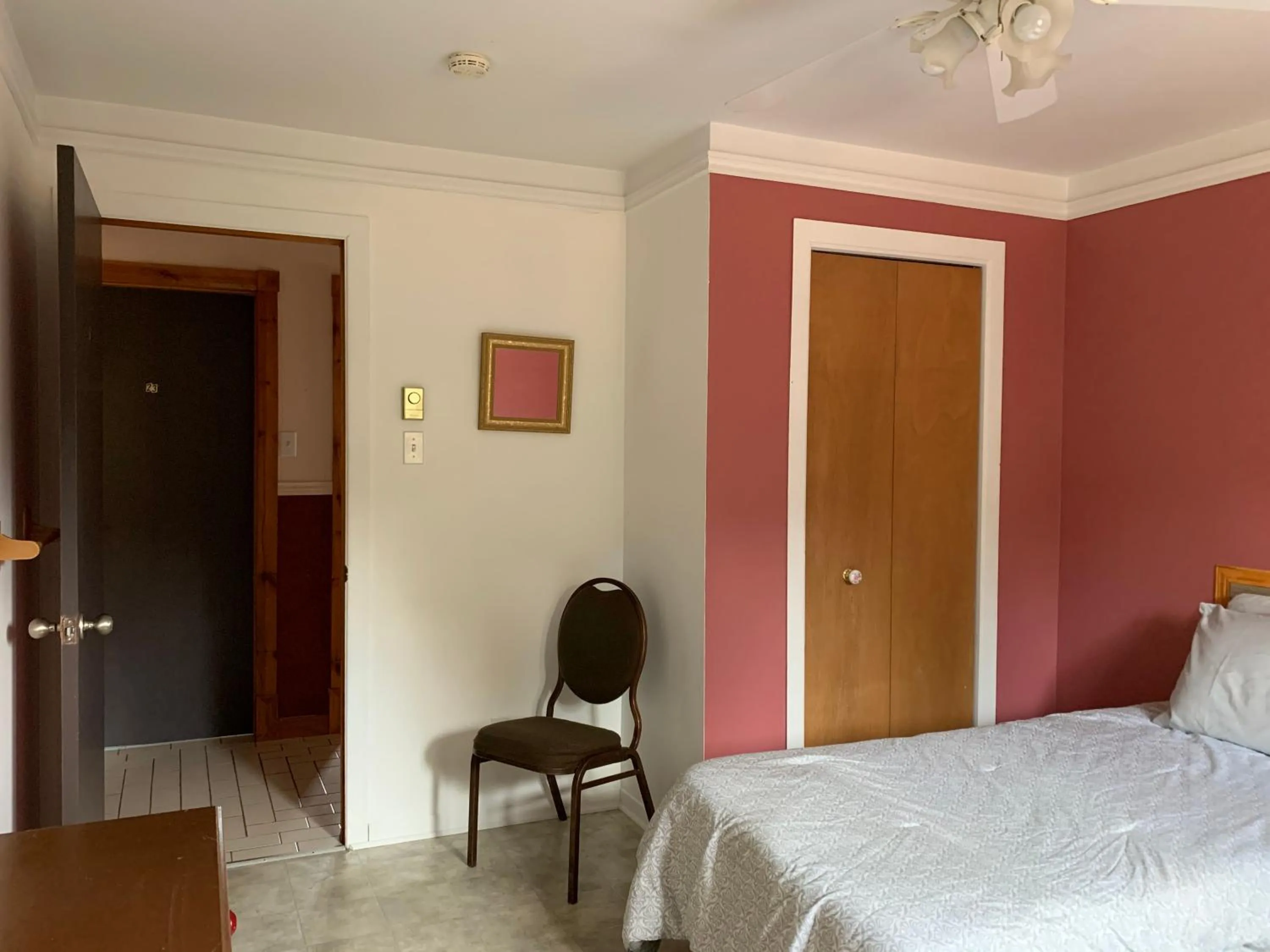 Photo of the whole room, Bed in L'Auberge Refuge du Trappeur