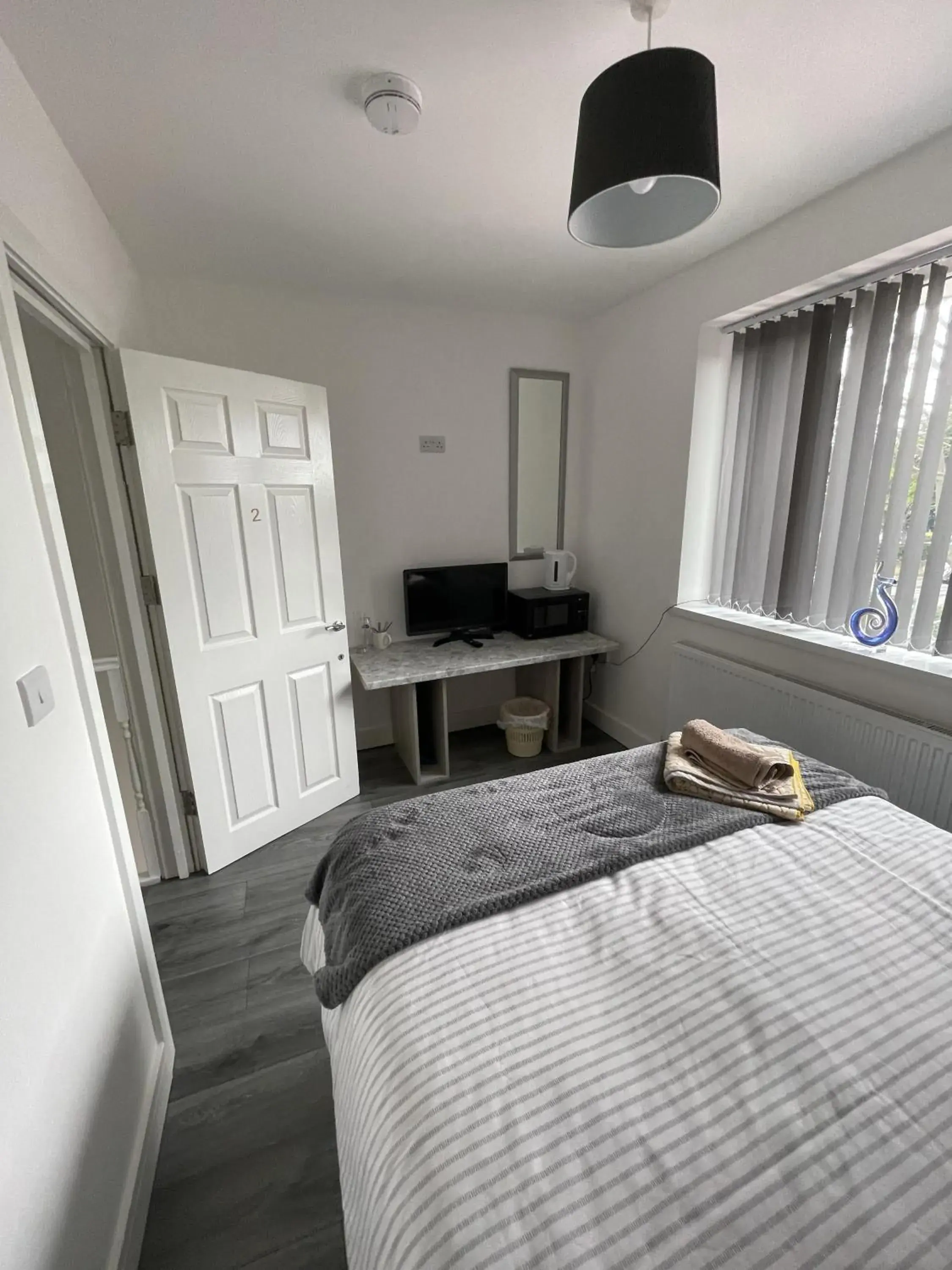 Double Room with Shared Bathroom in Cranmore Guest House Double Room with Shared Bathroom in Cranmore Guest House