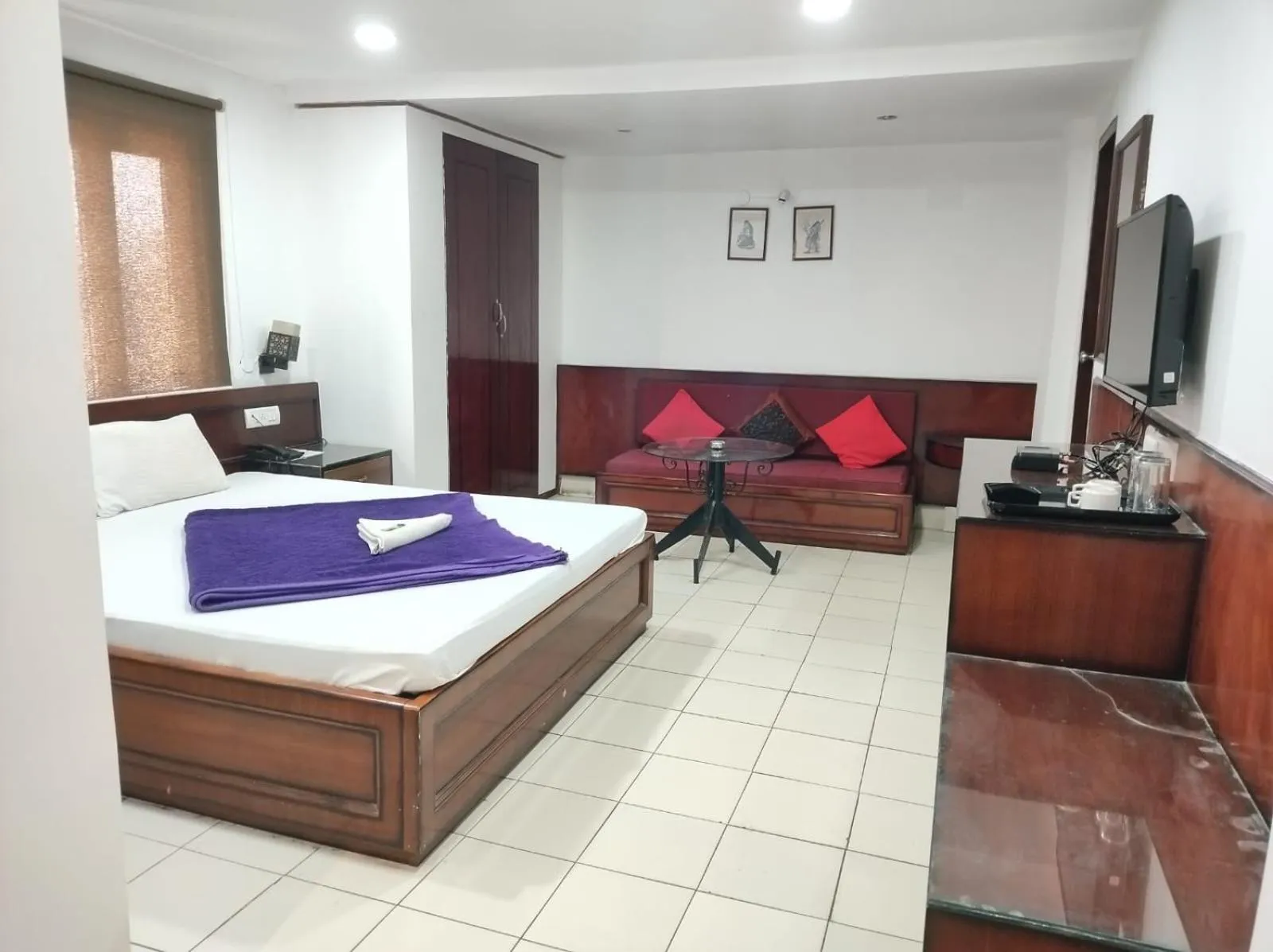 Photo of the whole room, Bed in THE MAPLE