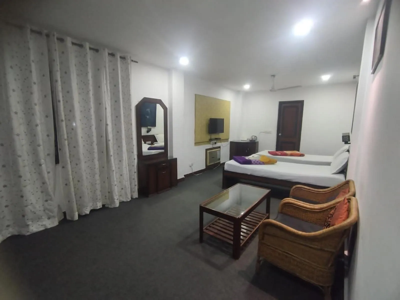 Photo of the whole room, Bed in THE MAPLE