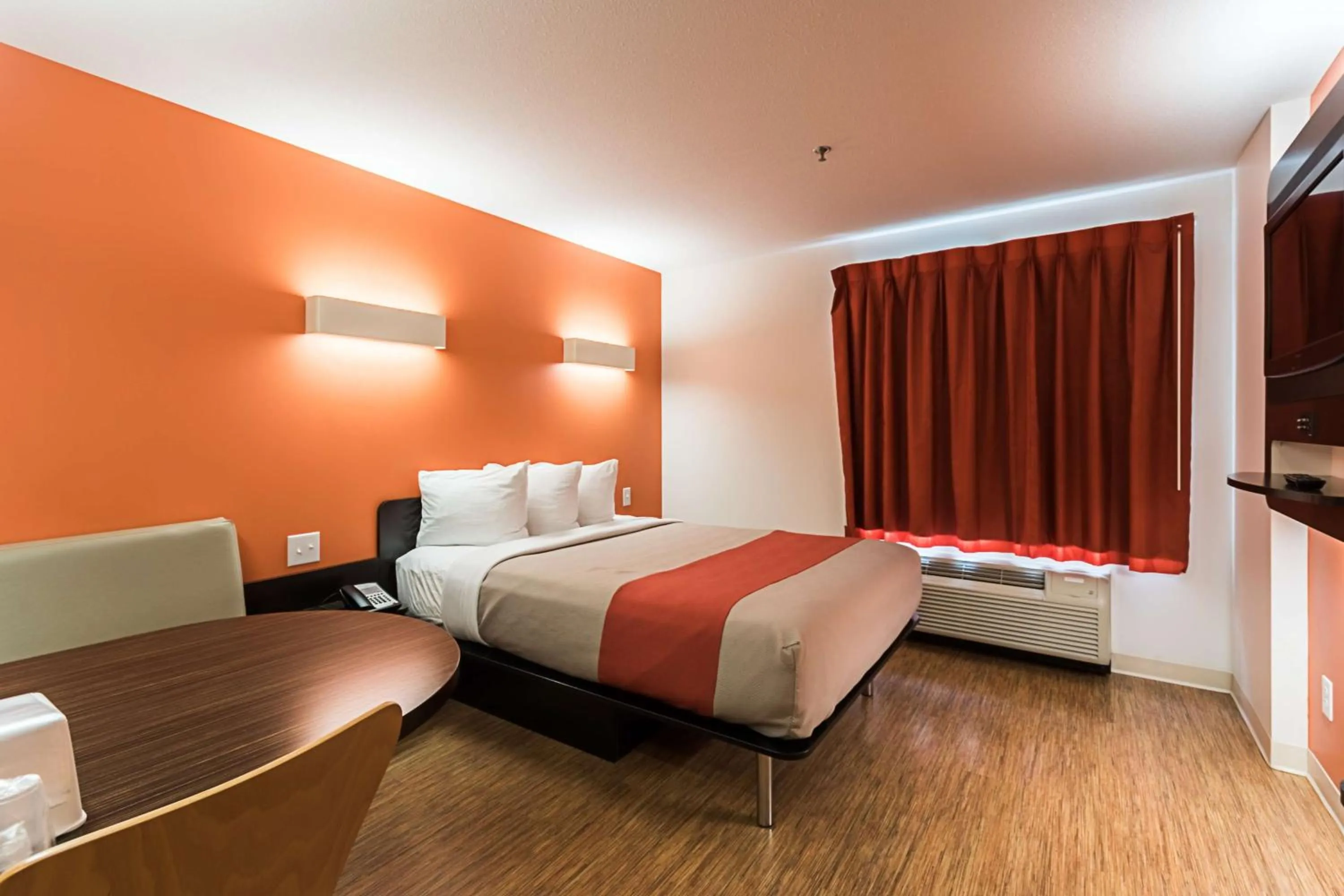 Photo of the whole room, Bed in Motel 6-Moosomin, SK